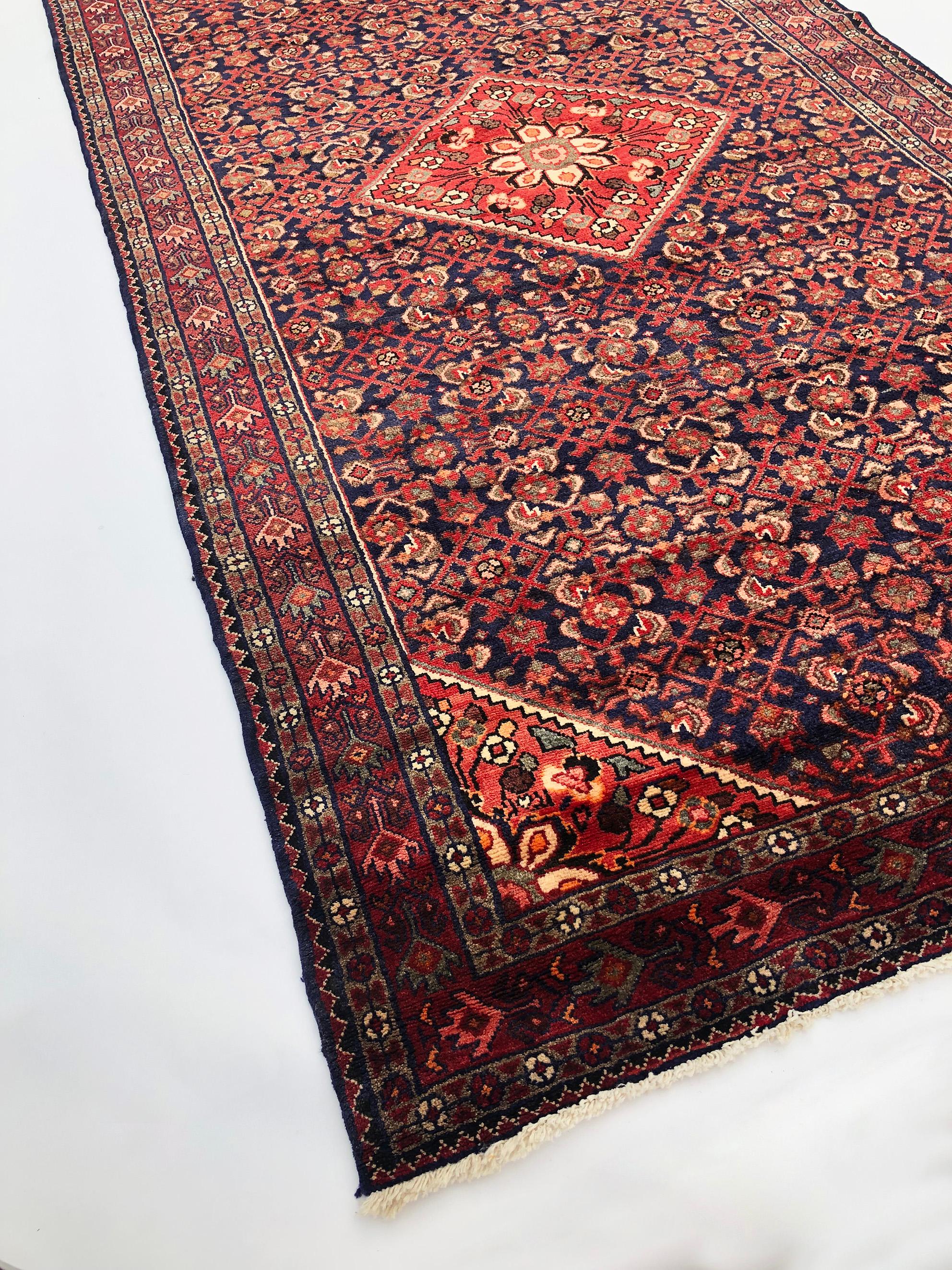 Tapis de sol persan vintage fait main Hosseinabad en laine avec médaillon rouge et bleu, années 1990 en vente 2