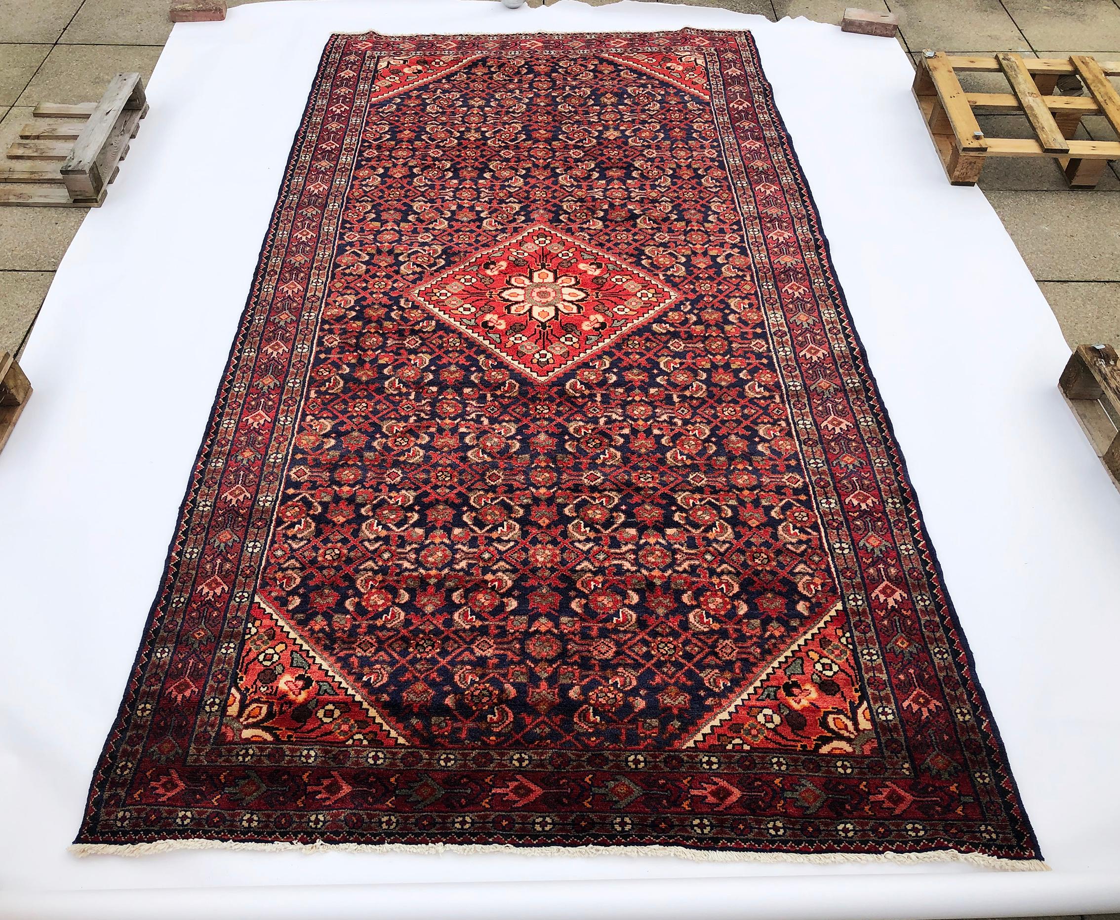 Tapis de sol persan vintage fait main Hosseinabad en laine avec médaillon rouge et bleu, années 1990 en vente 3