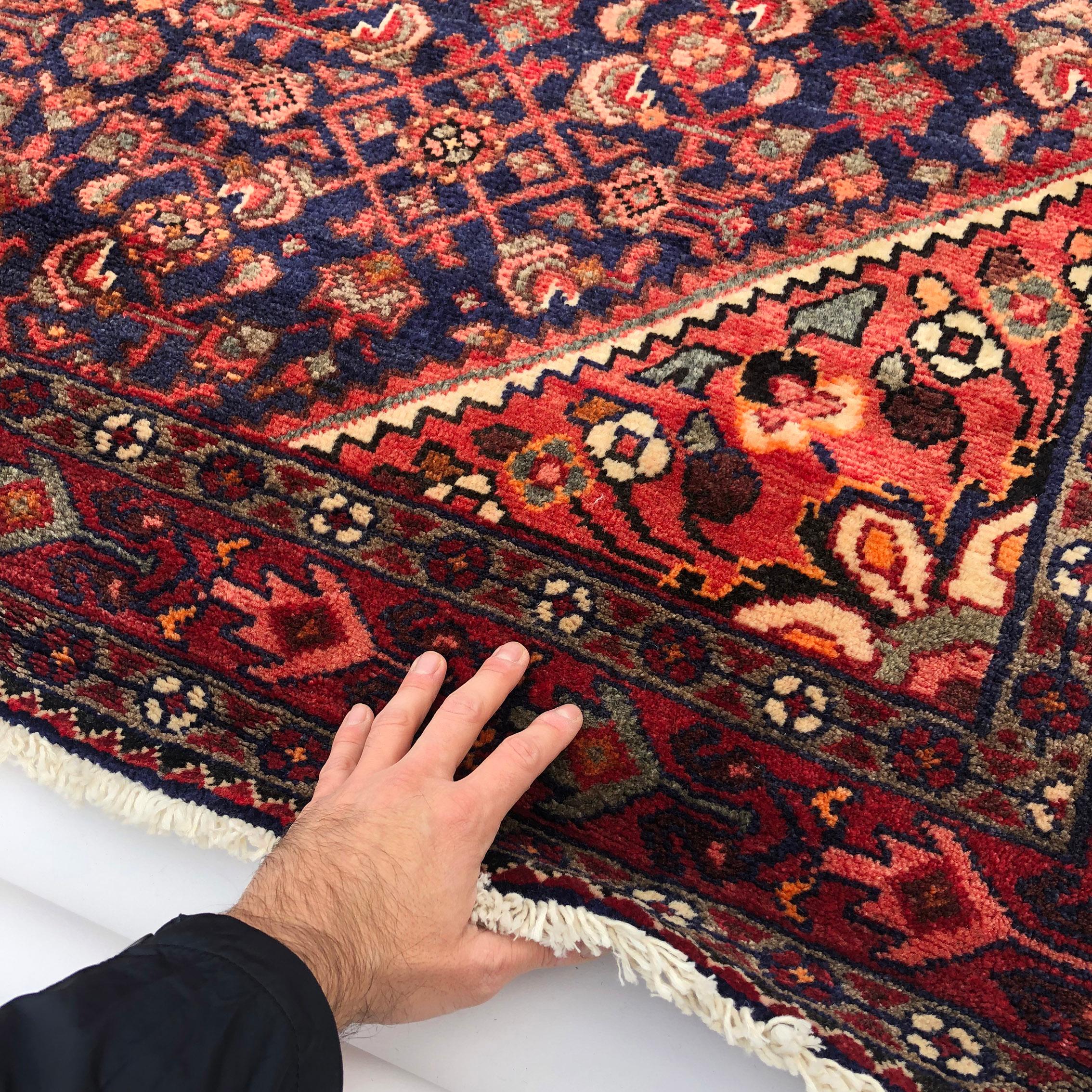 Tapis de sol persan vintage fait main Hosseinabad en laine avec médaillon rouge et bleu, années 1990 en vente 4