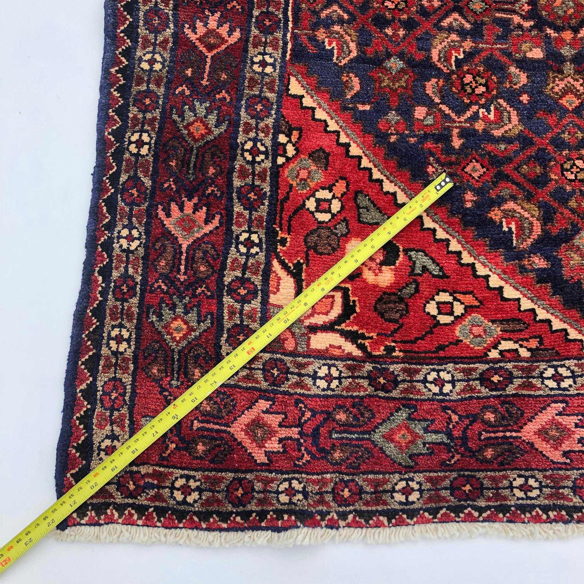 Tapis de sol persan vintage fait main Hosseinabad en laine avec médaillon rouge et bleu, années 1990 en vente 5
