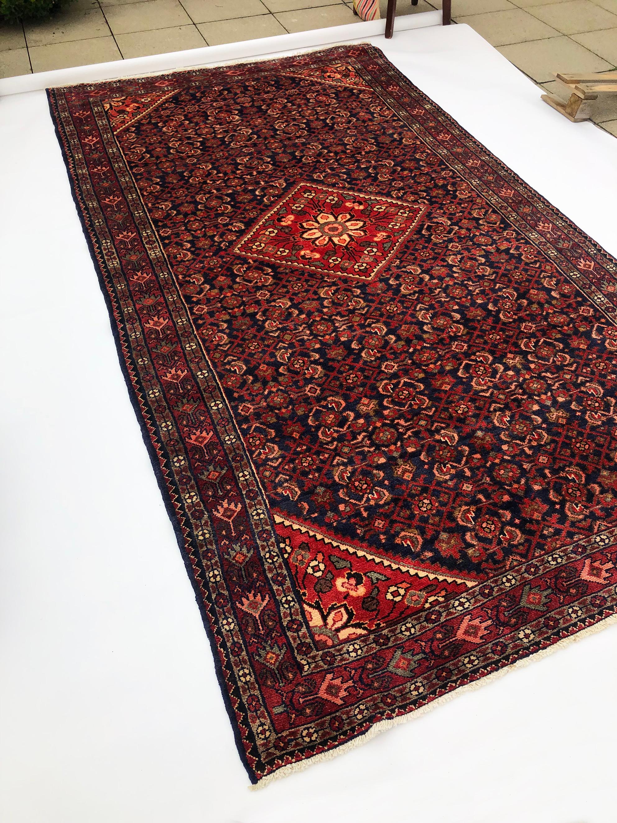 Tissé à la main Tapis de sol persan vintage fait main Hosseinabad en laine avec médaillon rouge et bleu, années 1990 en vente