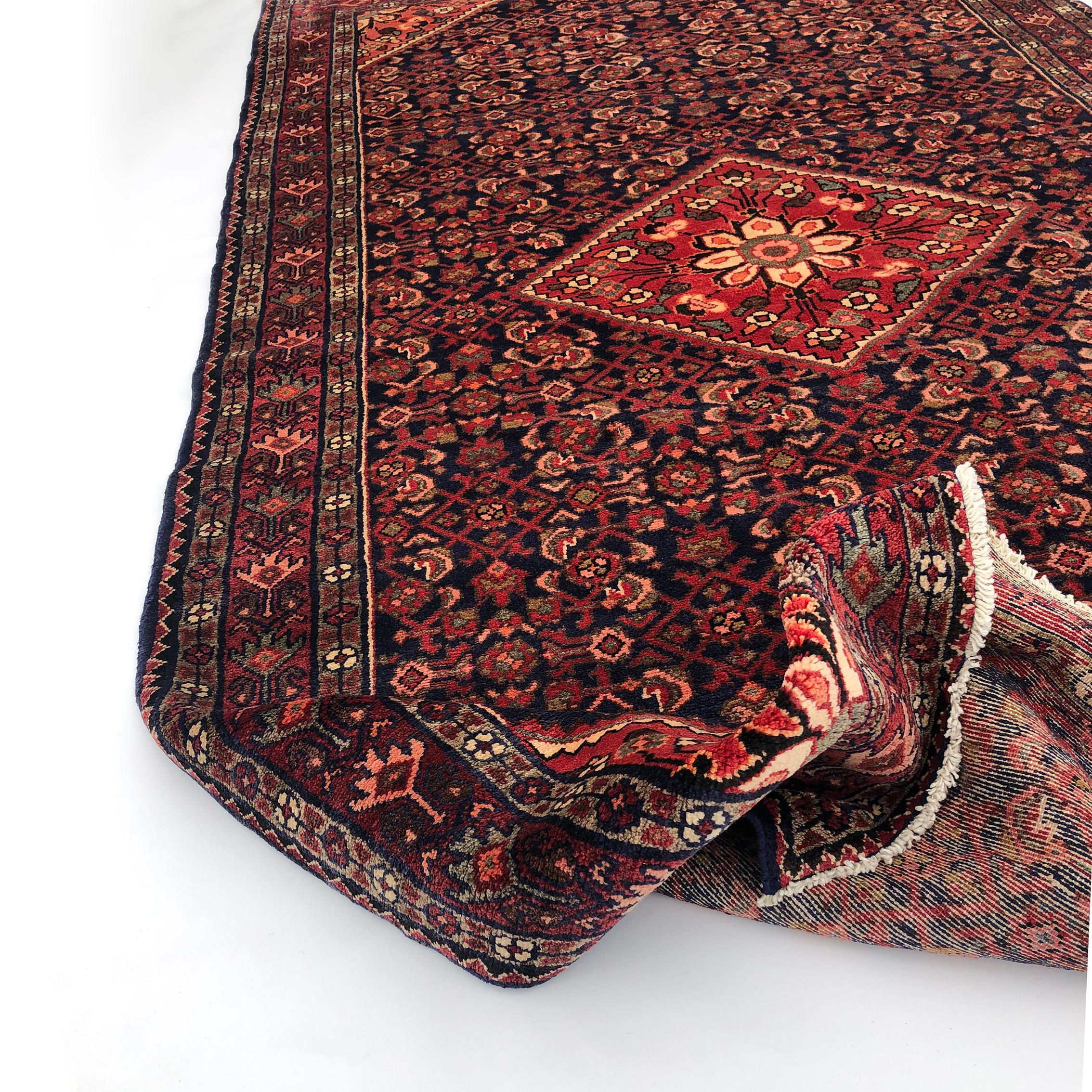 Alfombra persa vintage hecha a mano Hosseinabad Medallón rojo azul Lana años 90 en Bueno estado para la venta en London, GB