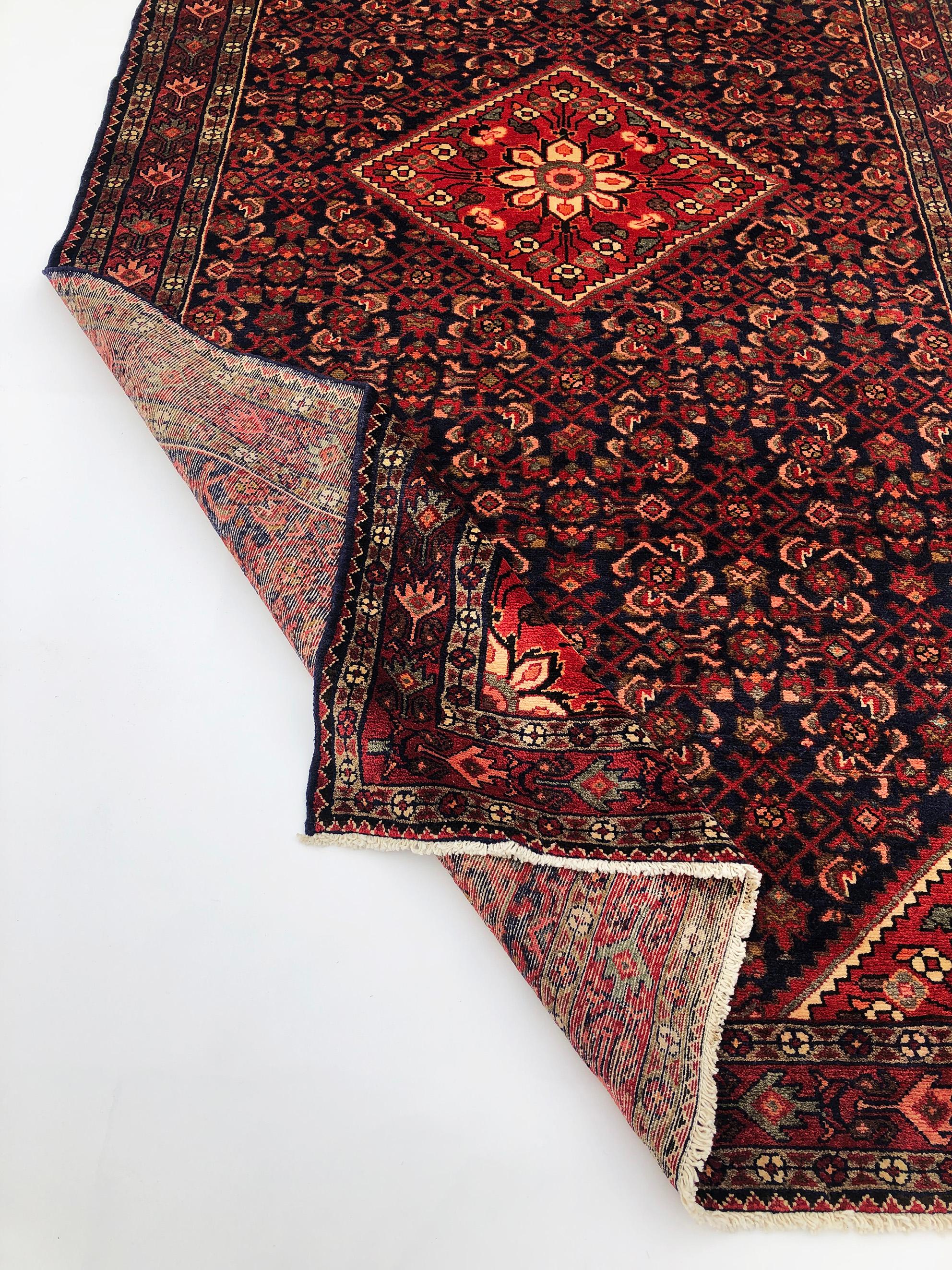 Fin du 20e siècle Tapis de sol persan vintage fait main Hosseinabad en laine avec médaillon rouge et bleu, années 1990 en vente