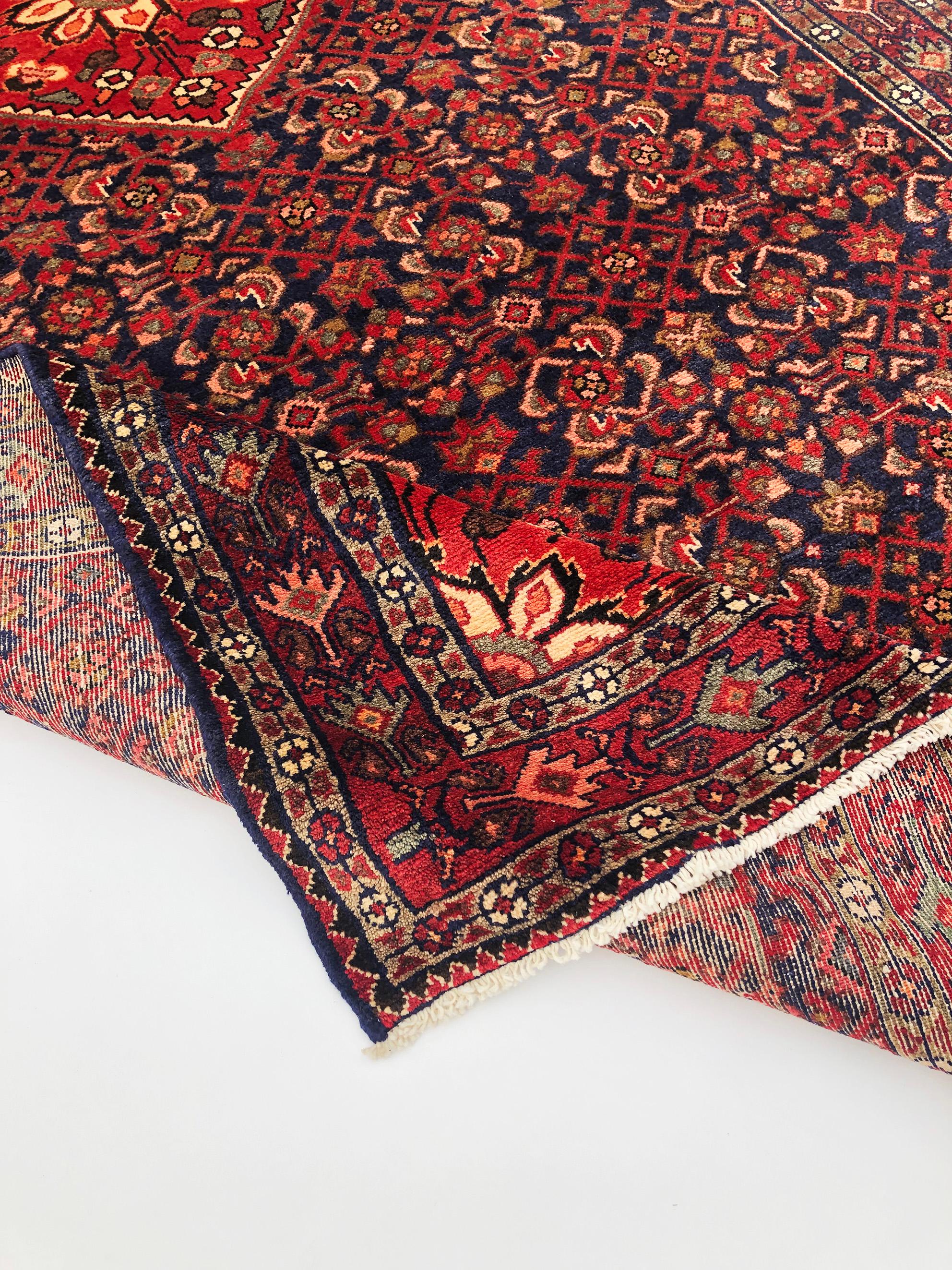 Laine Tapis de sol persan vintage fait main Hosseinabad en laine avec médaillon rouge et bleu, années 1990 en vente