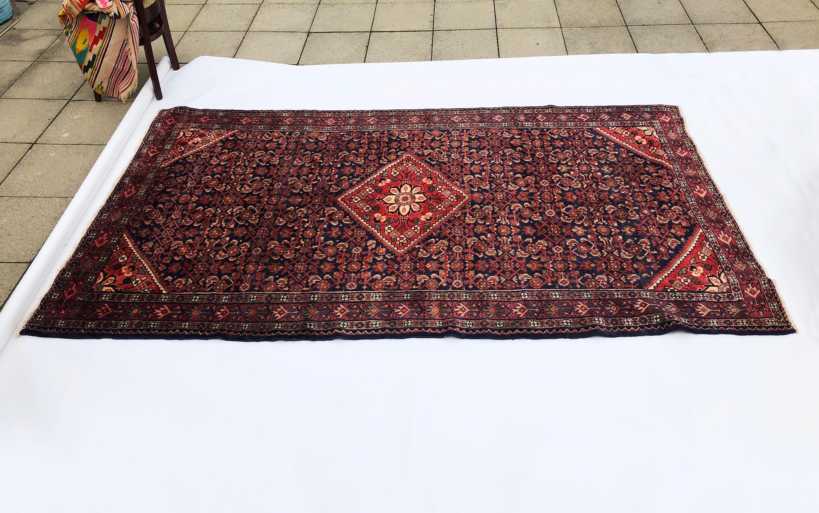 Tapis de sol persan vintage fait main Hosseinabad en laine avec médaillon rouge et bleu, années 1990 en vente 1
