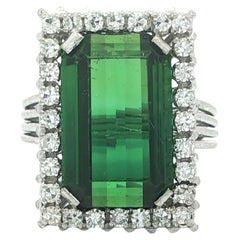 Anillo vintage hecho a mano en platino de 10,5 ctw de turmalina antigua con marco de diamantes