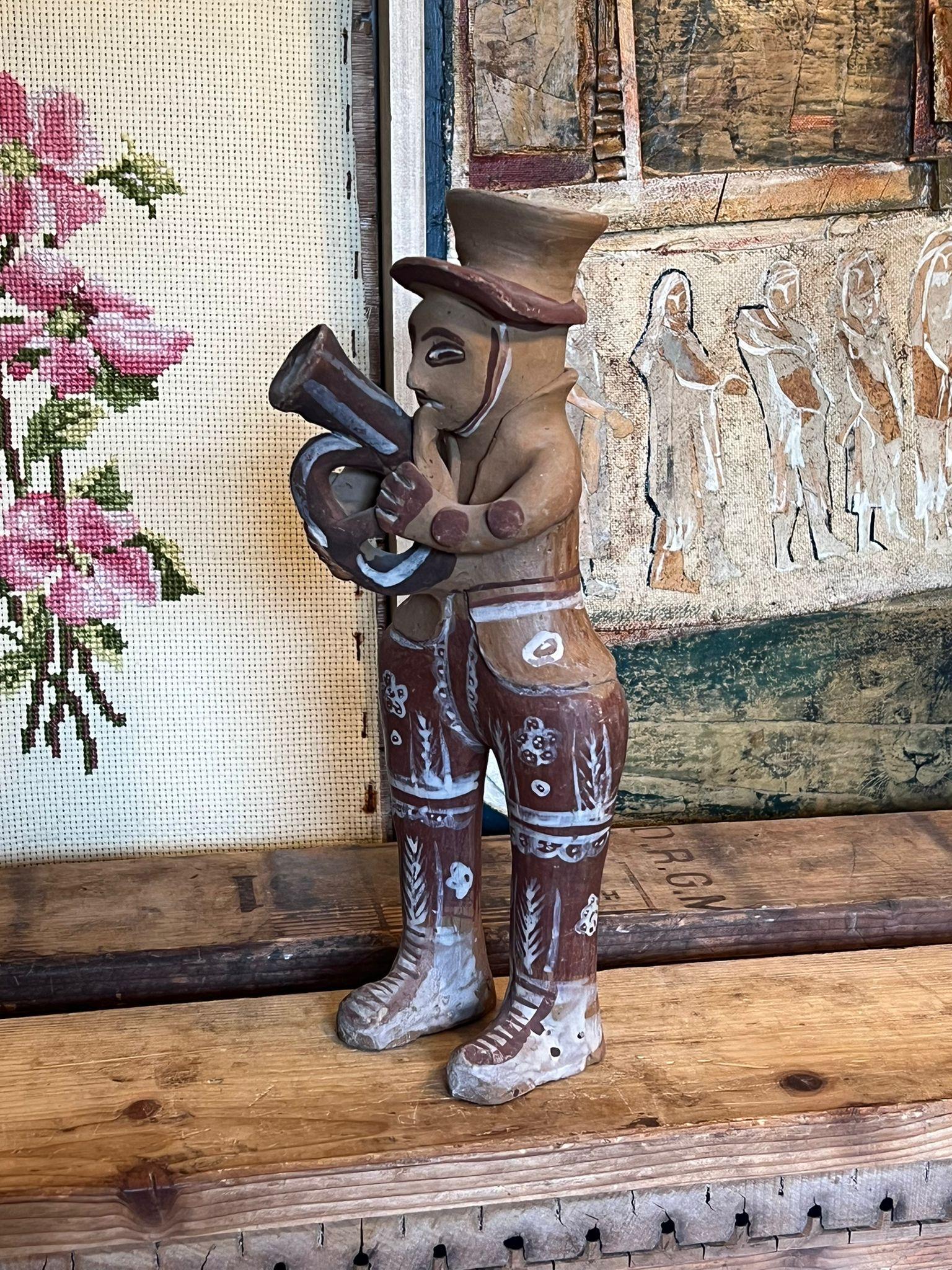 Arte popolare Portacandele singolo d'epoca in ceramica fatta a mano, musicista in vendita