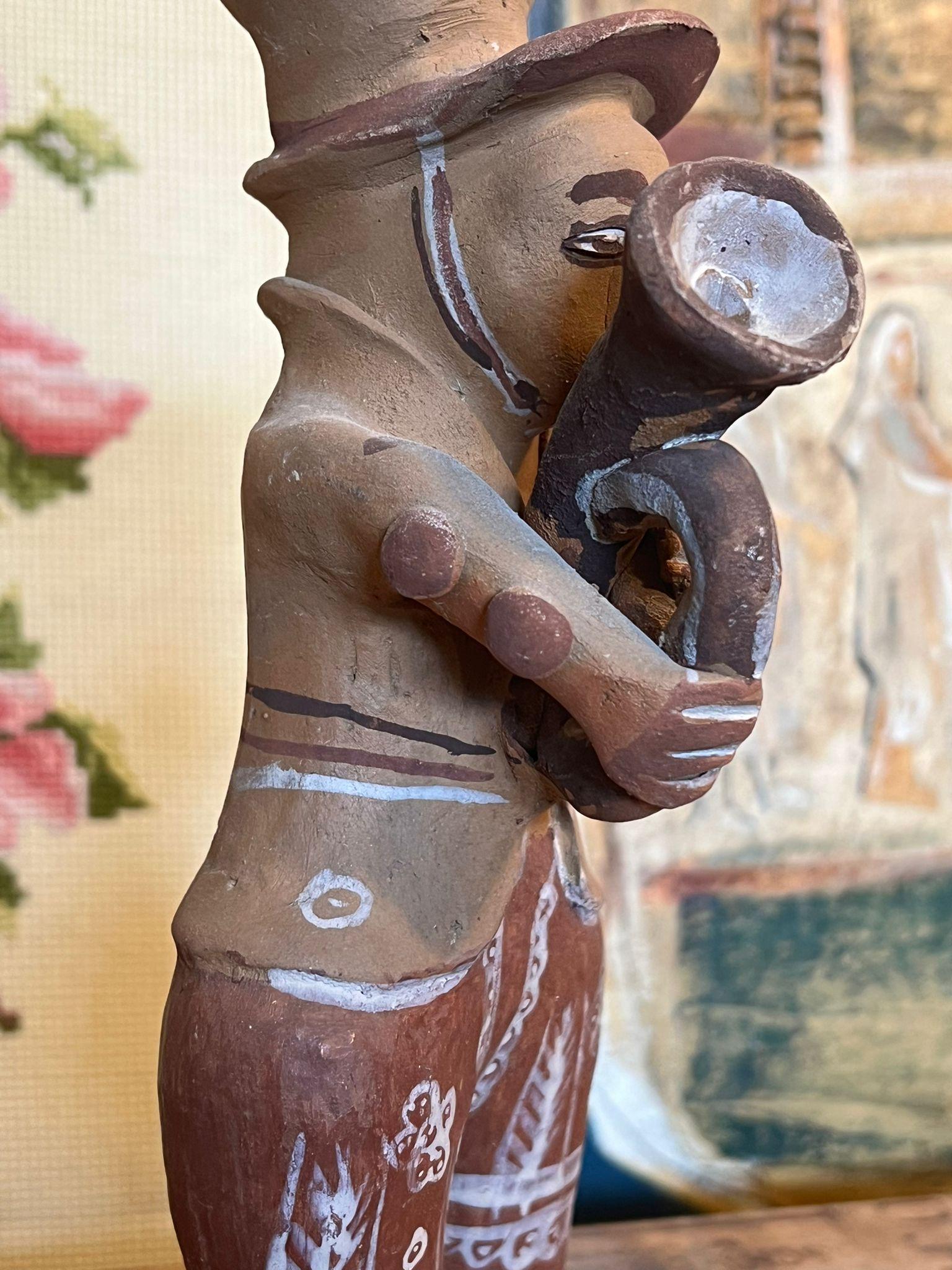 Fine XX secolo Portacandele singolo d'epoca in ceramica fatta a mano, musicista in vendita