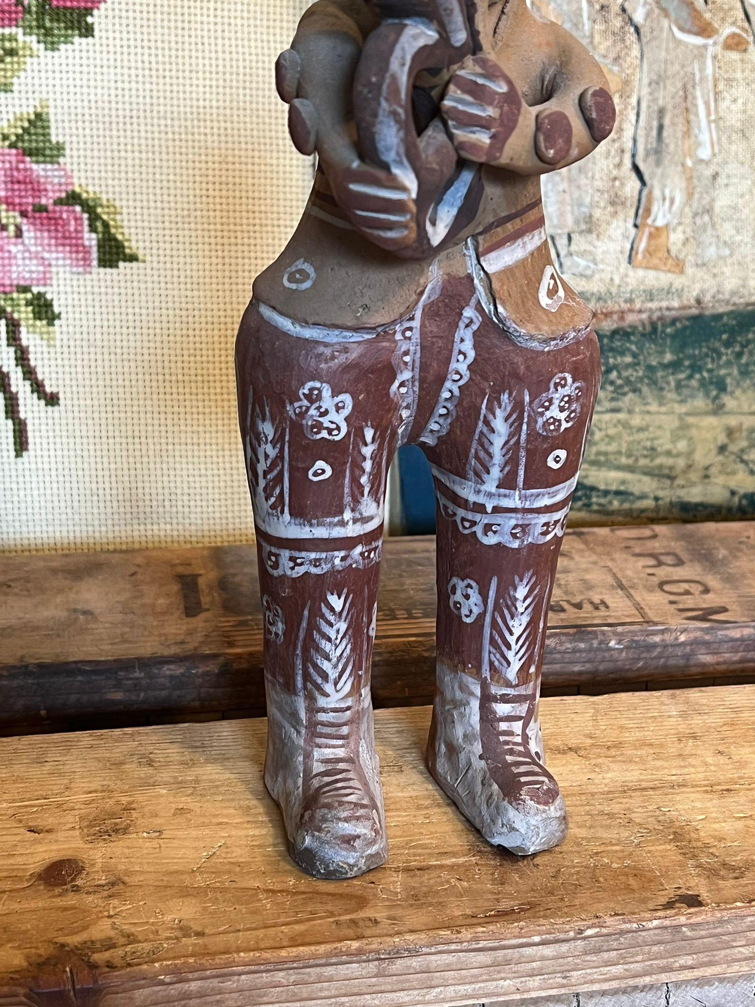 Legno Portacandele singolo d'epoca in ceramica fatta a mano, musicista in vendita