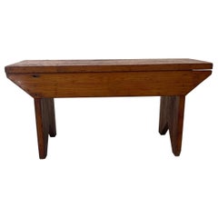 Handgefertigte kleine Vintage-Holzbank im primitiven Arts and Crafts-Stil.