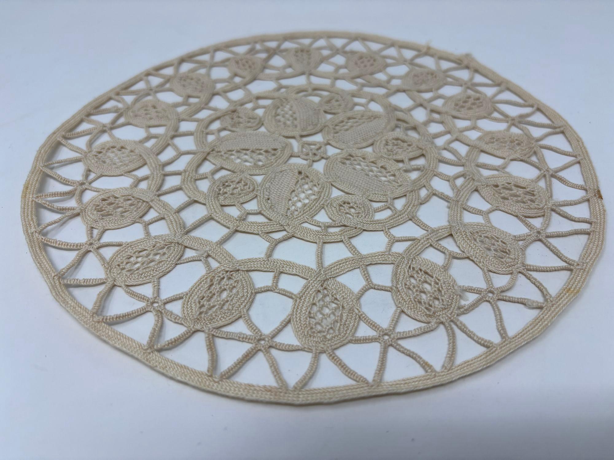 Vintage handgefertigte Deckchen fein gehäkelt weiß creme elfenbein Französisch Spitze gestärkt rund.
Schöne Hand häkeln Deckchen in großen Vintage-Zustand, die Farbe ist beige, schöne florale Design, Spitze antiken Leinen in Frankreich