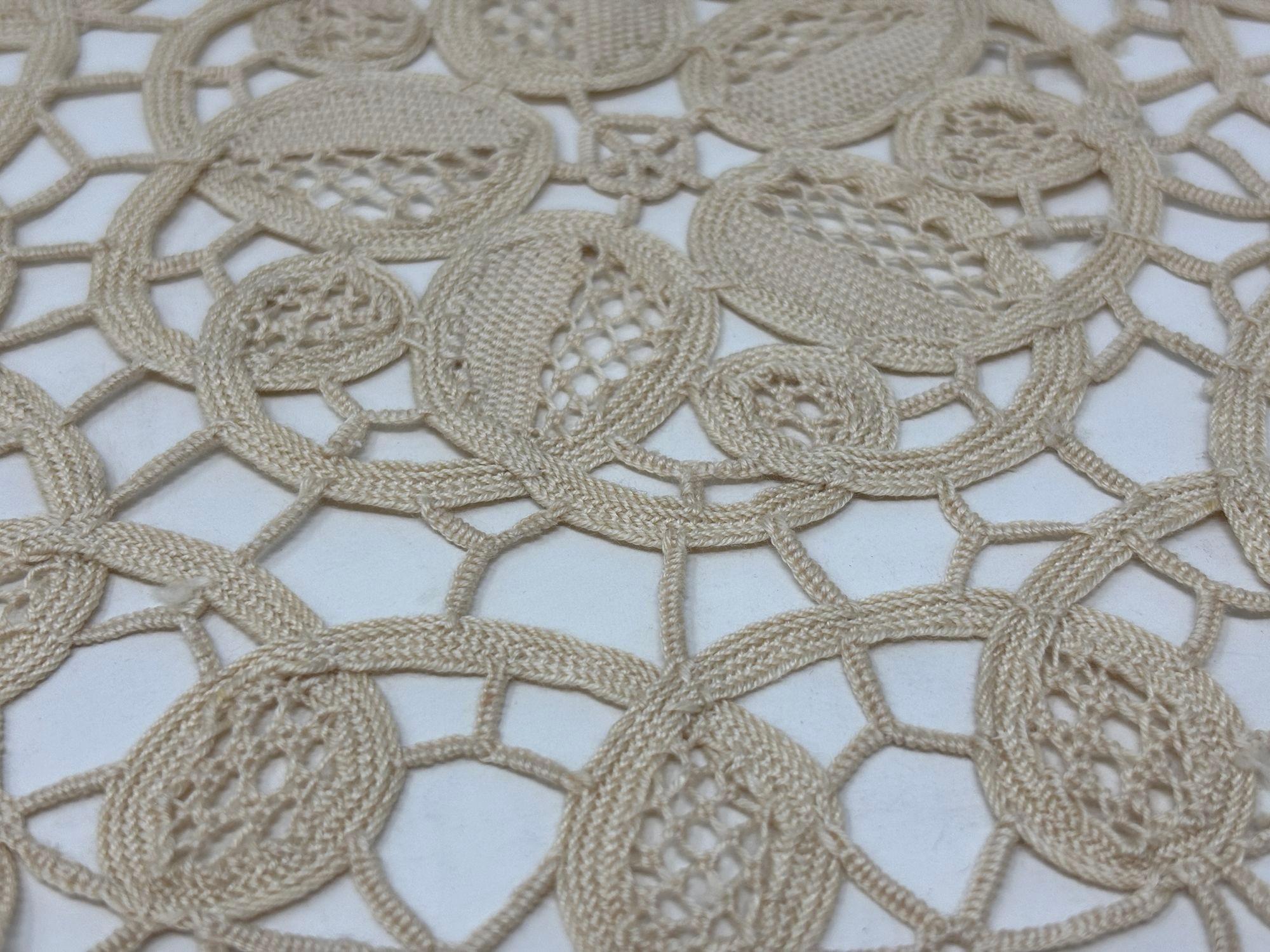 Handgefertigte runde Doilies Fine Crochet Weiß Creme Elfenbein Französisch Vintage (Französische Provence) im Angebot