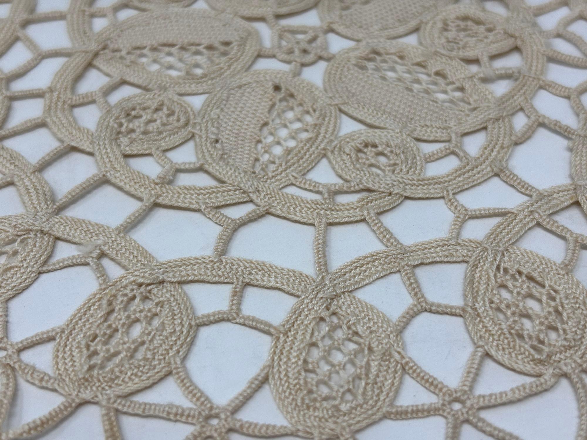 Handgefertigte runde Doilies Fine Crochet Weiß Creme Elfenbein Französisch Vintage im Zustand „Gut“ im Angebot in North Hollywood, CA