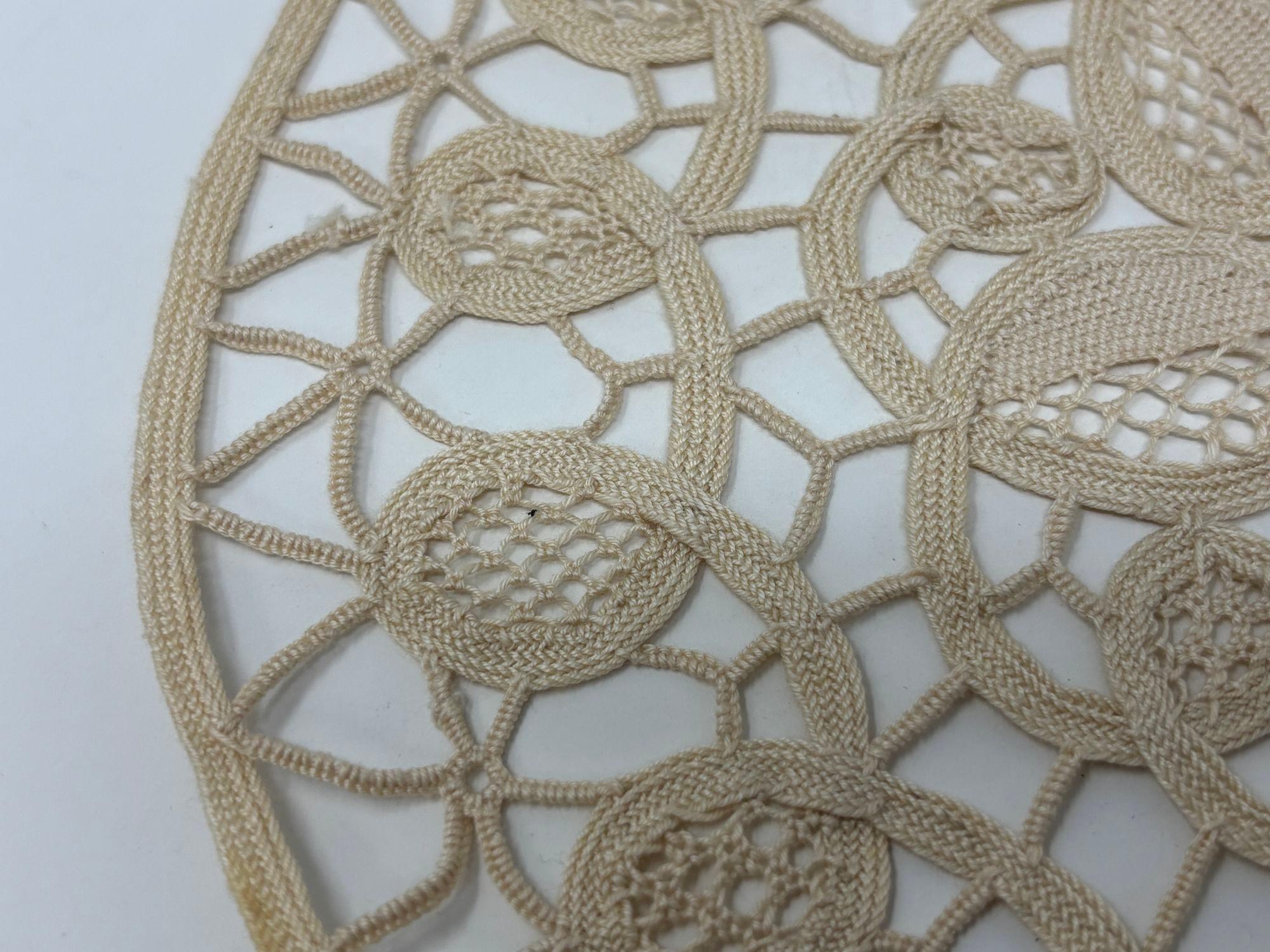 Handgefertigte runde Doilies Fine Crochet Weiß Creme Elfenbein Französisch Vintage (20. Jahrhundert) im Angebot