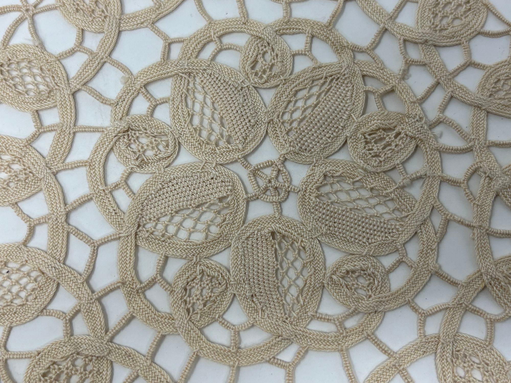 Handgefertigte runde Doilies Fine Crochet Weiß Creme Elfenbein Französisch Vintage (Leinen) im Angebot