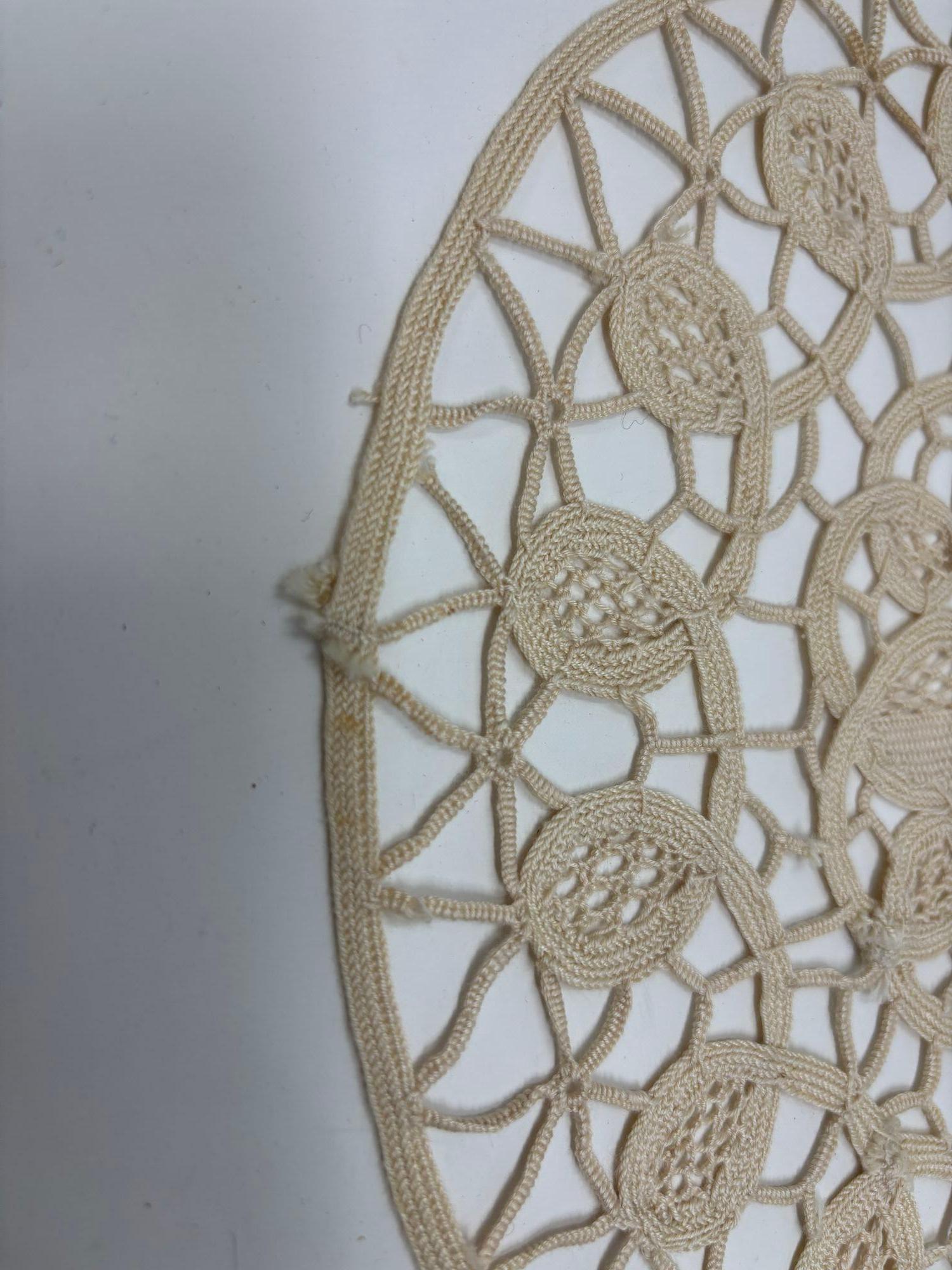 Handgefertigte runde Doilies Fine Crochet Weiß Creme Elfenbein Französisch Vintage im Angebot 1