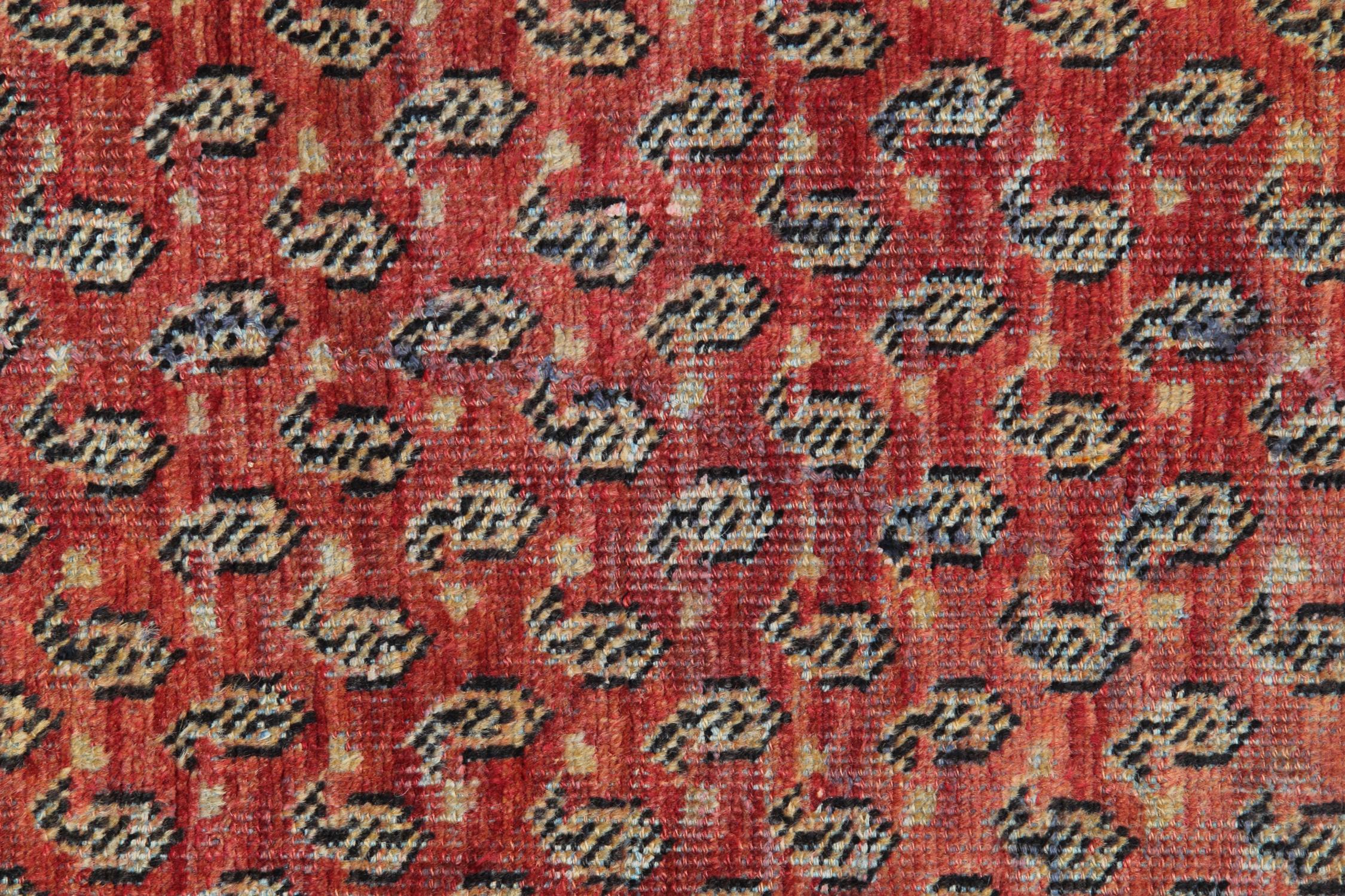 Dieser Vintage-Teppich wurde in Handarbeit aus feinen organischen Materialien hergestellt. Mit traditionellem Design und Farbpalette gewebt. Das zentrale Design zeigt einen satten roten Hintergrund mit beigen, blauen und braunen Akzenten, die ein