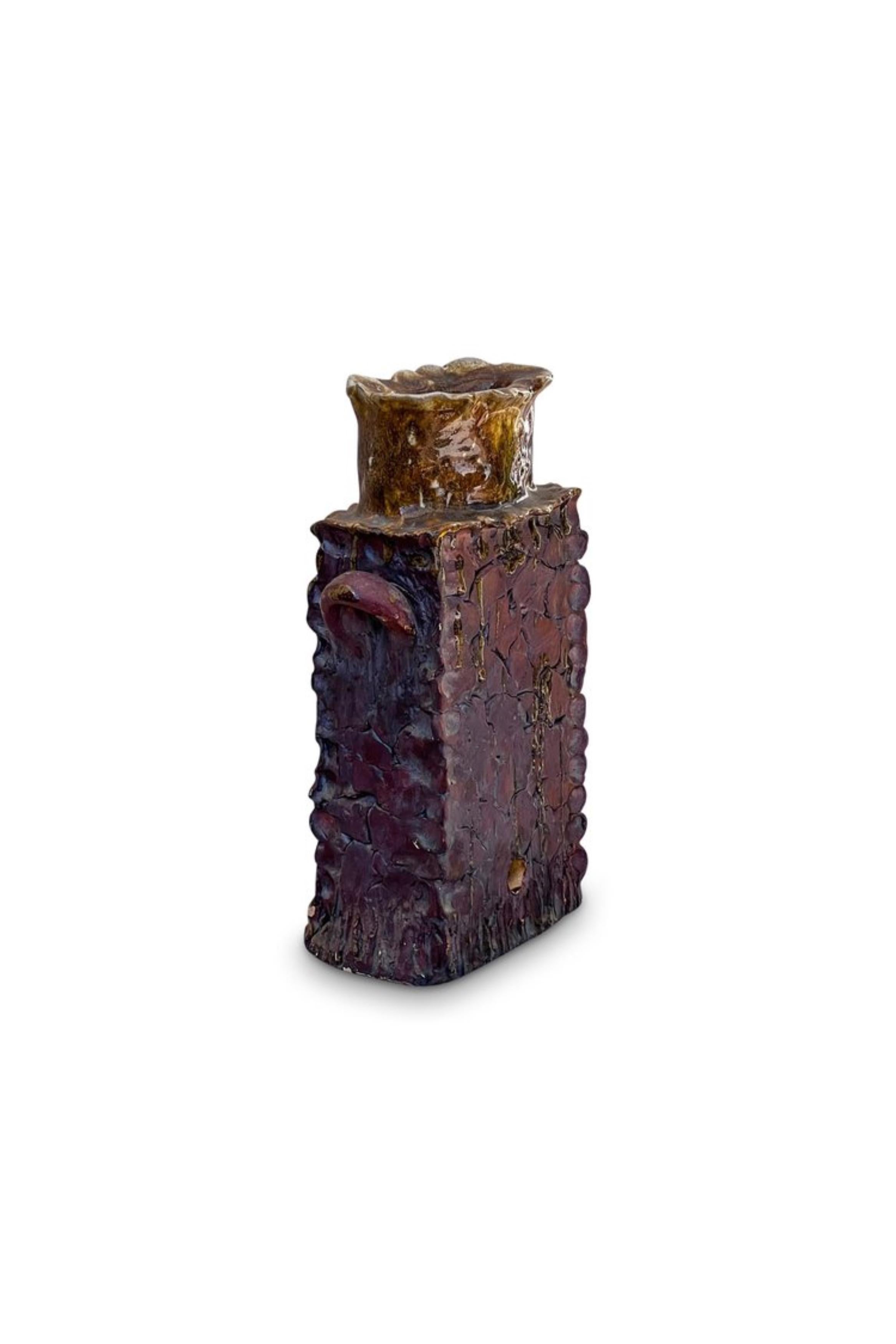 Vintage handmade signé haut vase en céramique de forme carrée : corps violet avec le dessus de couleur moutarde - artistique décor à la maison.  Un trou de drainage est également percé à l'arrière, mais il pourrait être scellé s'il est destiné à