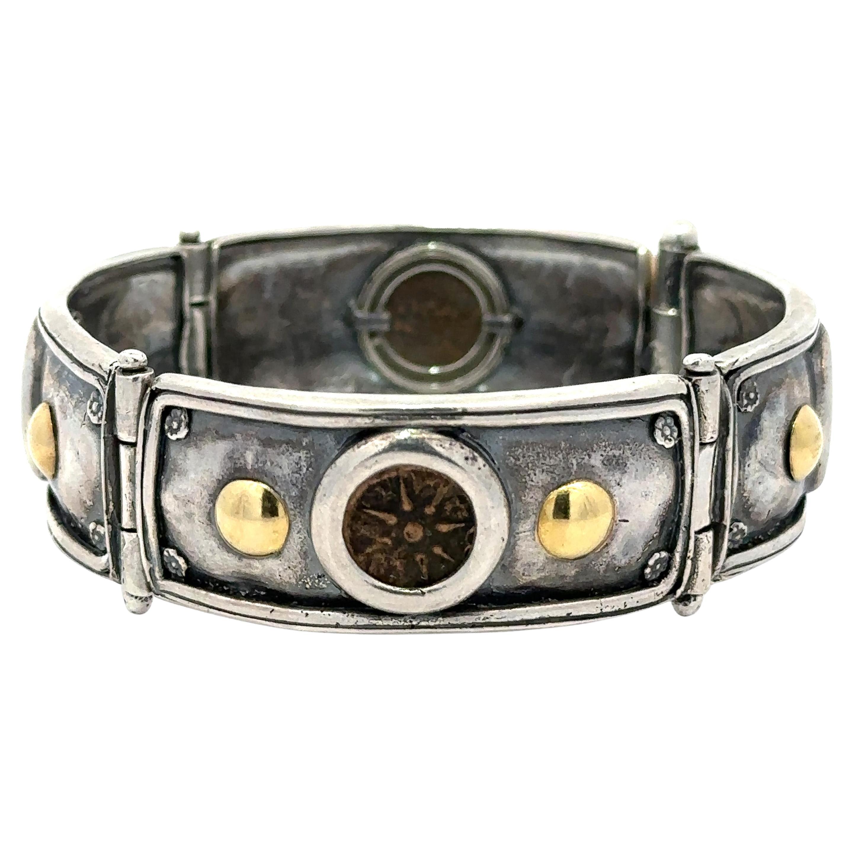 Bracciale d
epoca fatto a mano in argento e oro 18 carati con braccialetto a pannelli larghi e monete antiche in vendita