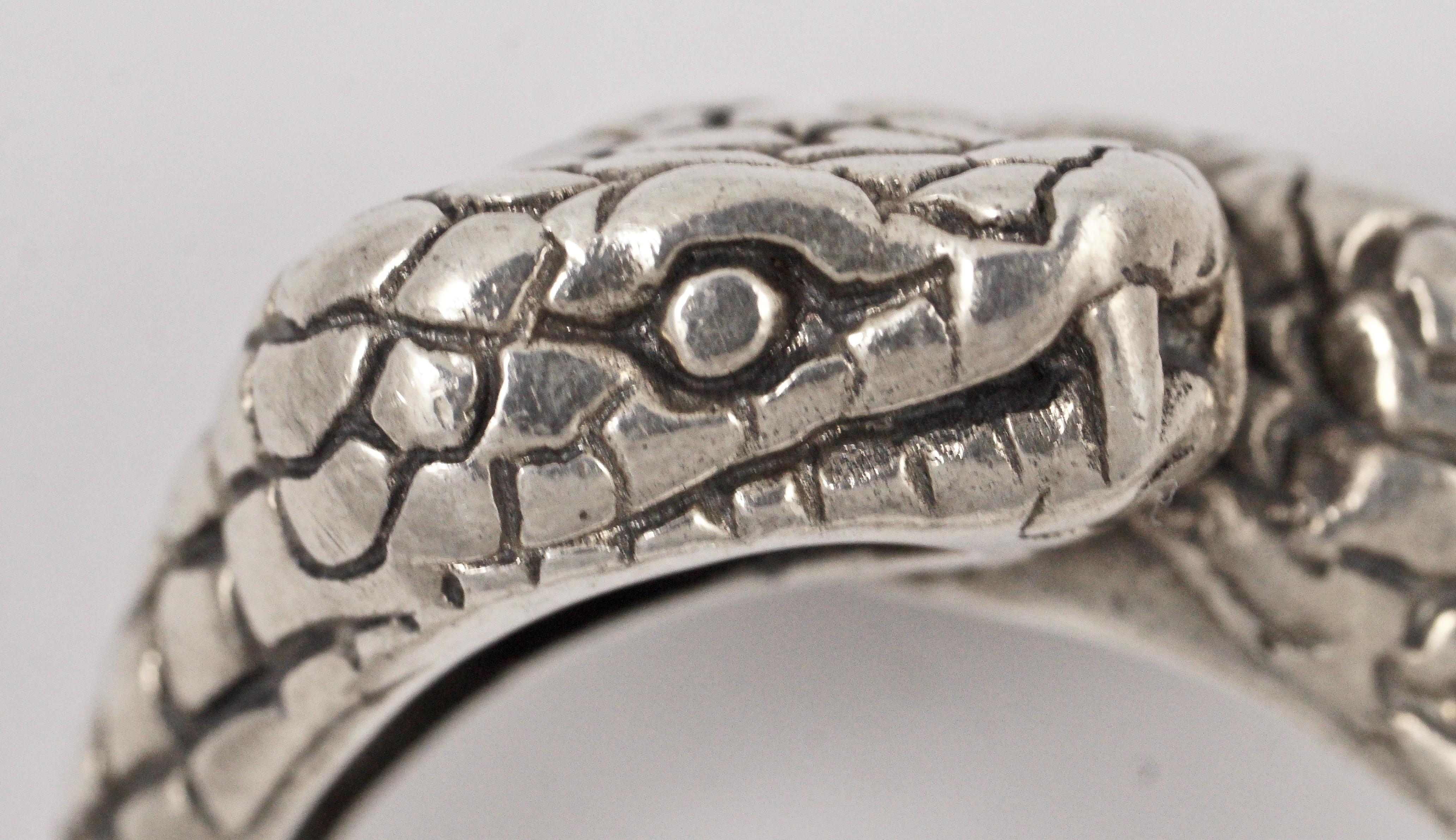 Vintage-Ring aus Sterlingsilber mit einem wunderschönen geätzten Doppelkobra-Schlangenmuster. Ringgröße UK T / US 9 5/8, und die Kobraköpfe sind jeweils etwa 1 cm breit und 0,5 cm tief.

Dies ist ein ungewöhnlicher handgefertigter Schlangenring mit