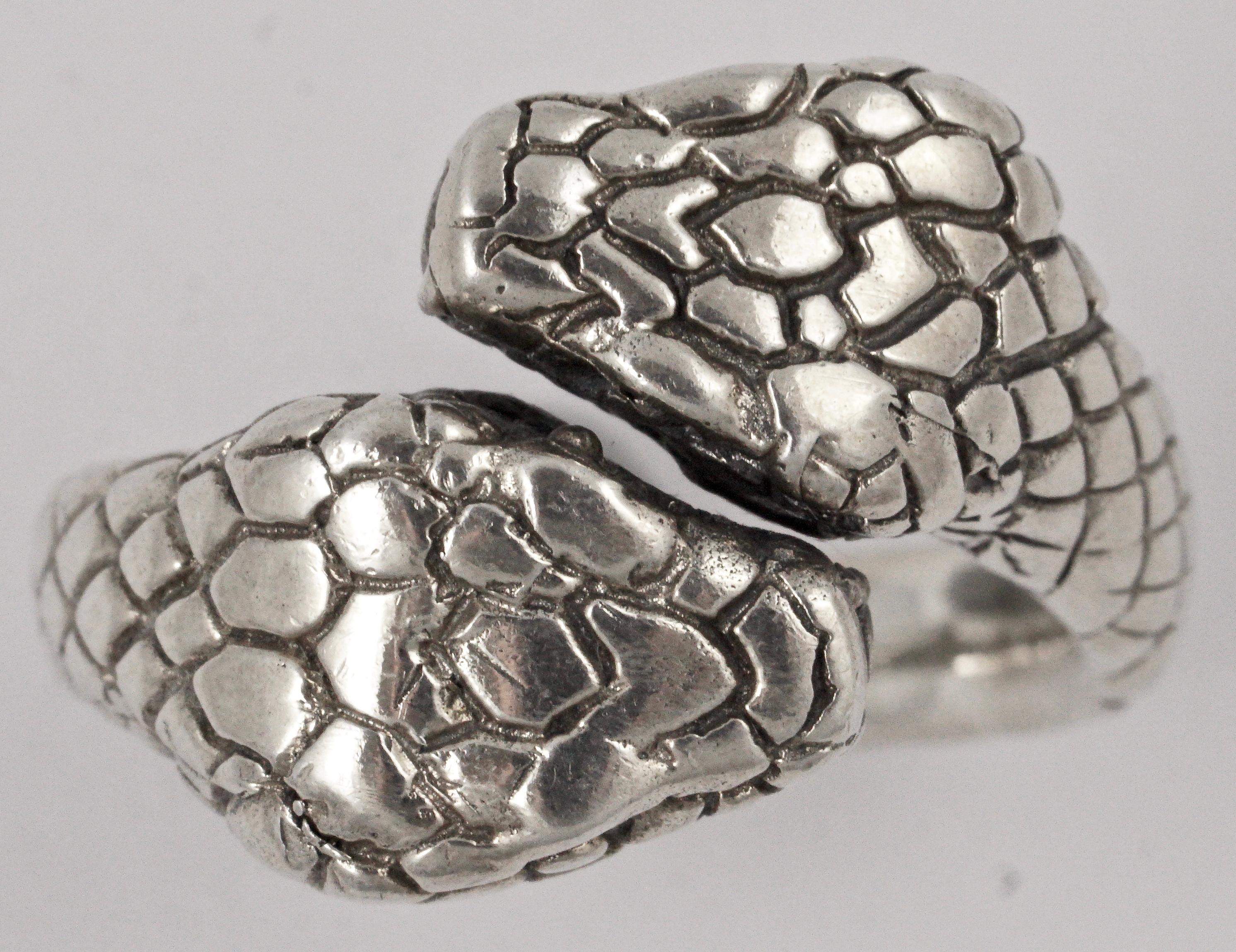 Handgefertigter doppelreihiger Schlangenring aus Silber für Damen oder Herren im Angebot