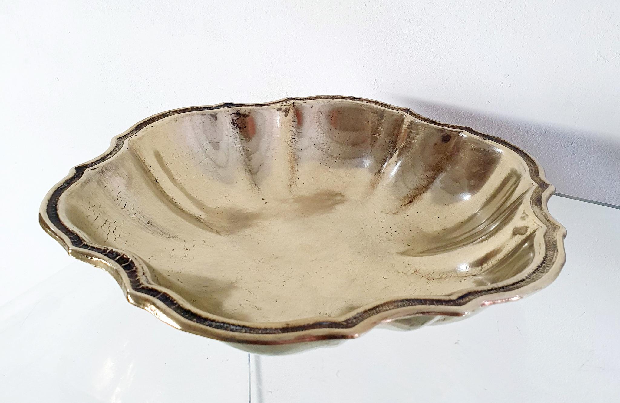 Beautiful heavy handmade sandcast bowl in solid bronze from the 1970s. Perfect for fruit, snacks and sweets.