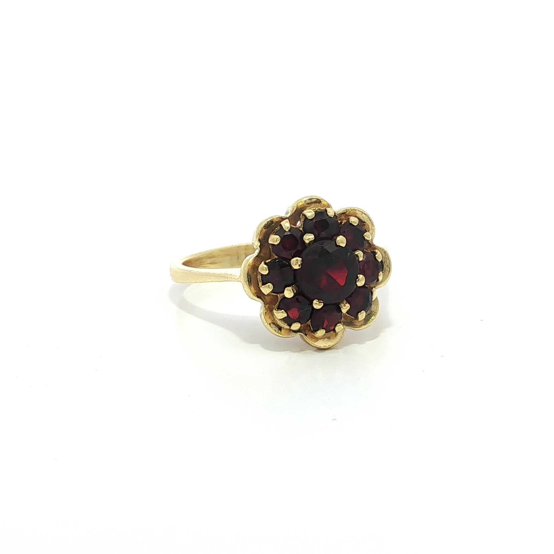 Vintage Handmade Solid Yellow Gold Rich Granat Cluster Flower Ring (Brillantschliff) im Angebot