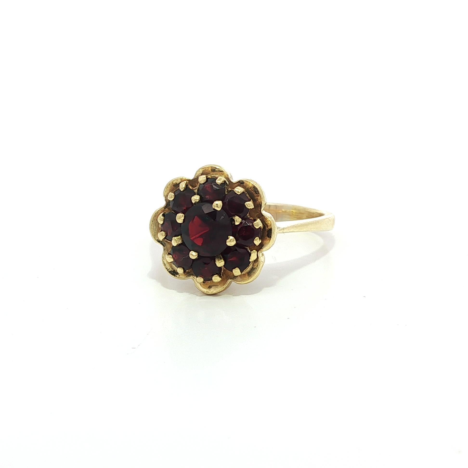 Vintage Handmade Solid Yellow Gold Rich Granat Cluster Flower Ring im Zustand „Gut“ im Angebot in Montclair, NJ