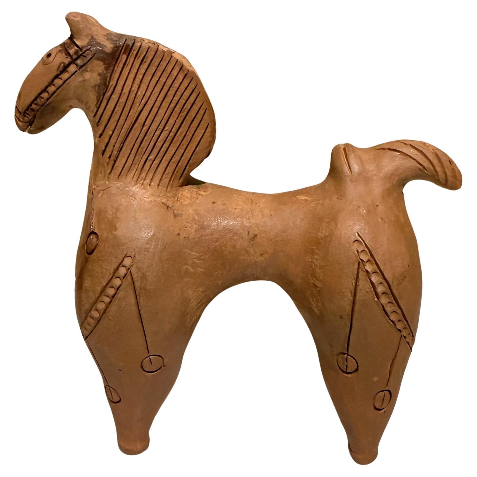 Escultura de cerámica hecha a mano en terracota con forma de caballo guerrero en venta