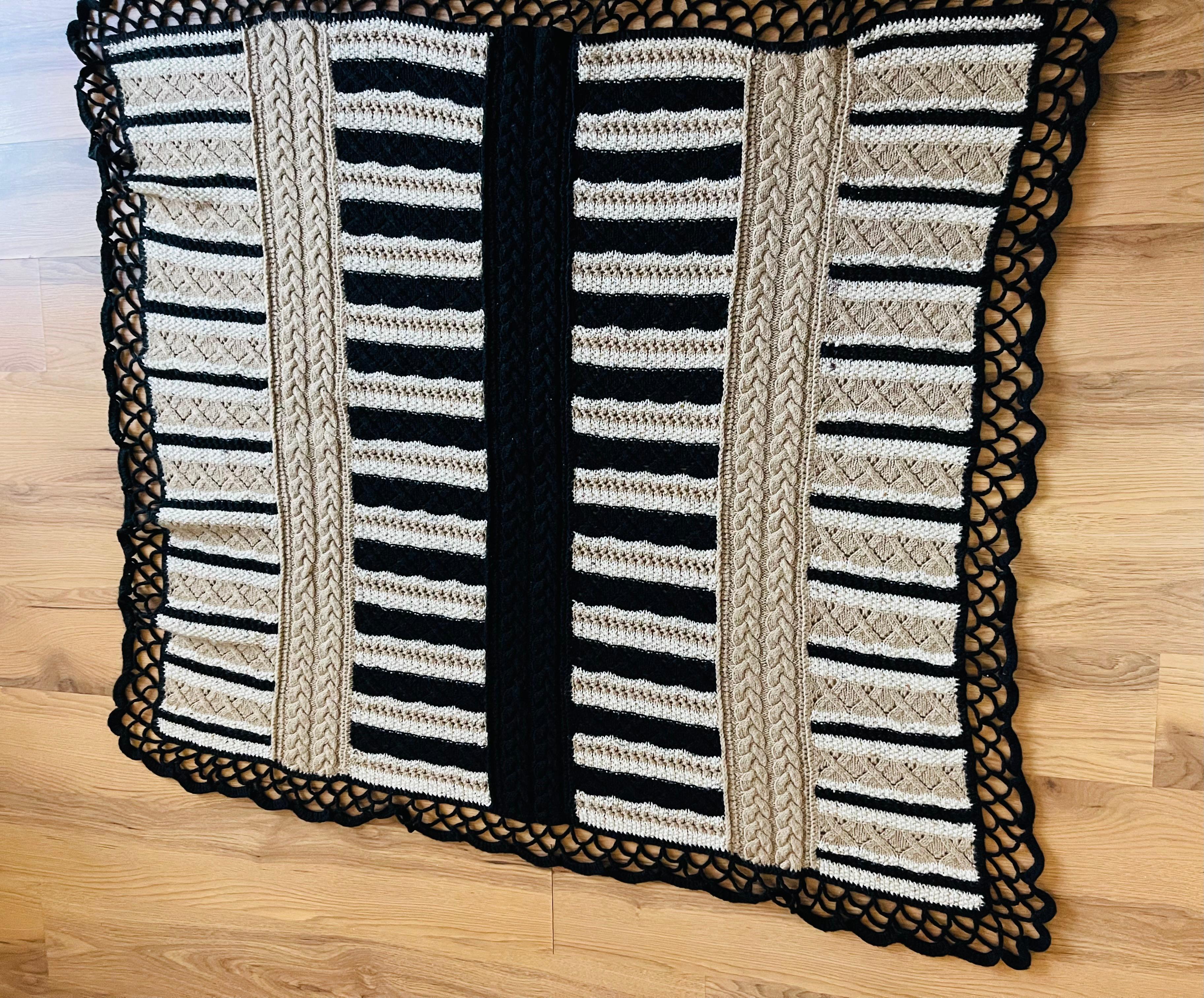 Un lancio vintage unico fatto a mano a maglia e all'uncinetto in bianco, nero e beige. Design intricato. Bellissimo tessuto fatto a mano.