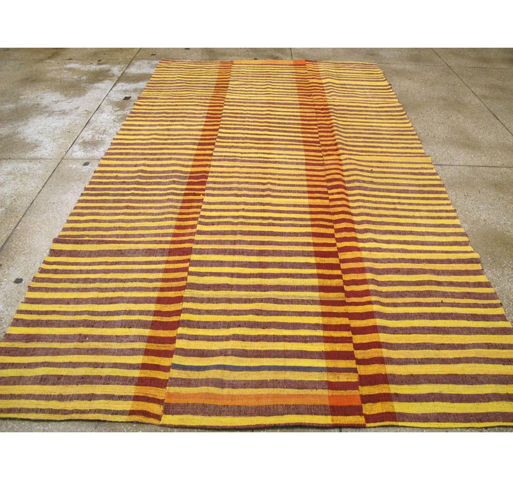Vintage Handmade Turkish Flat-Weave Kilim Accent Rug In Good Condition For Sale In New York, NY