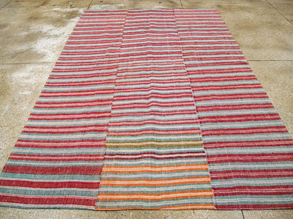 Vintage Handmade Turkish Flat-Weave Kilim Accent Rug In Good Condition For Sale In New York, NY