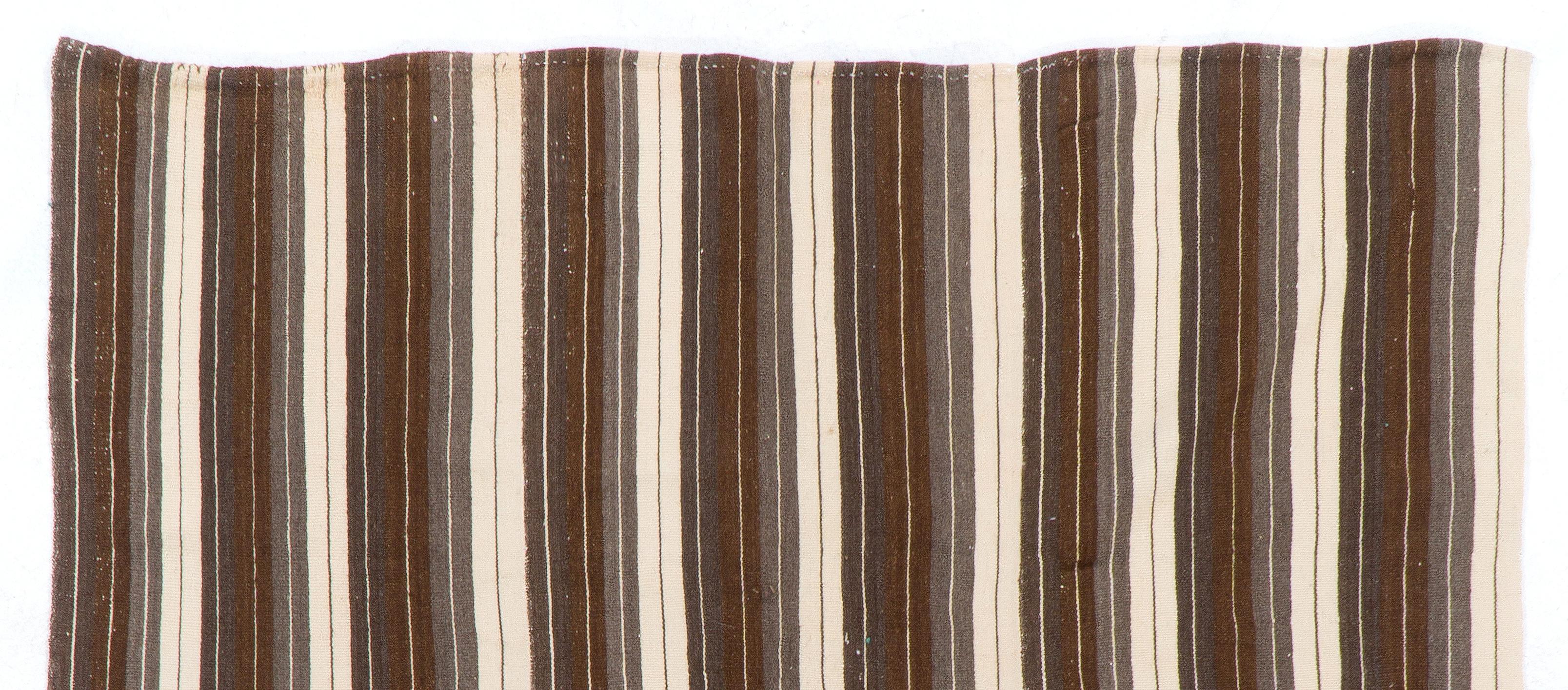 Ein alter handgewebter Kelim (Flachgewebe) aus der Türkei mit einem minimalistischen Design aus vertikalen Bändern, der von Nomadenfamilien in den 1960er Jahren für den täglichen Gebrauch hergestellt wurde. 100% natürliche, ungefärbte Wolle. In