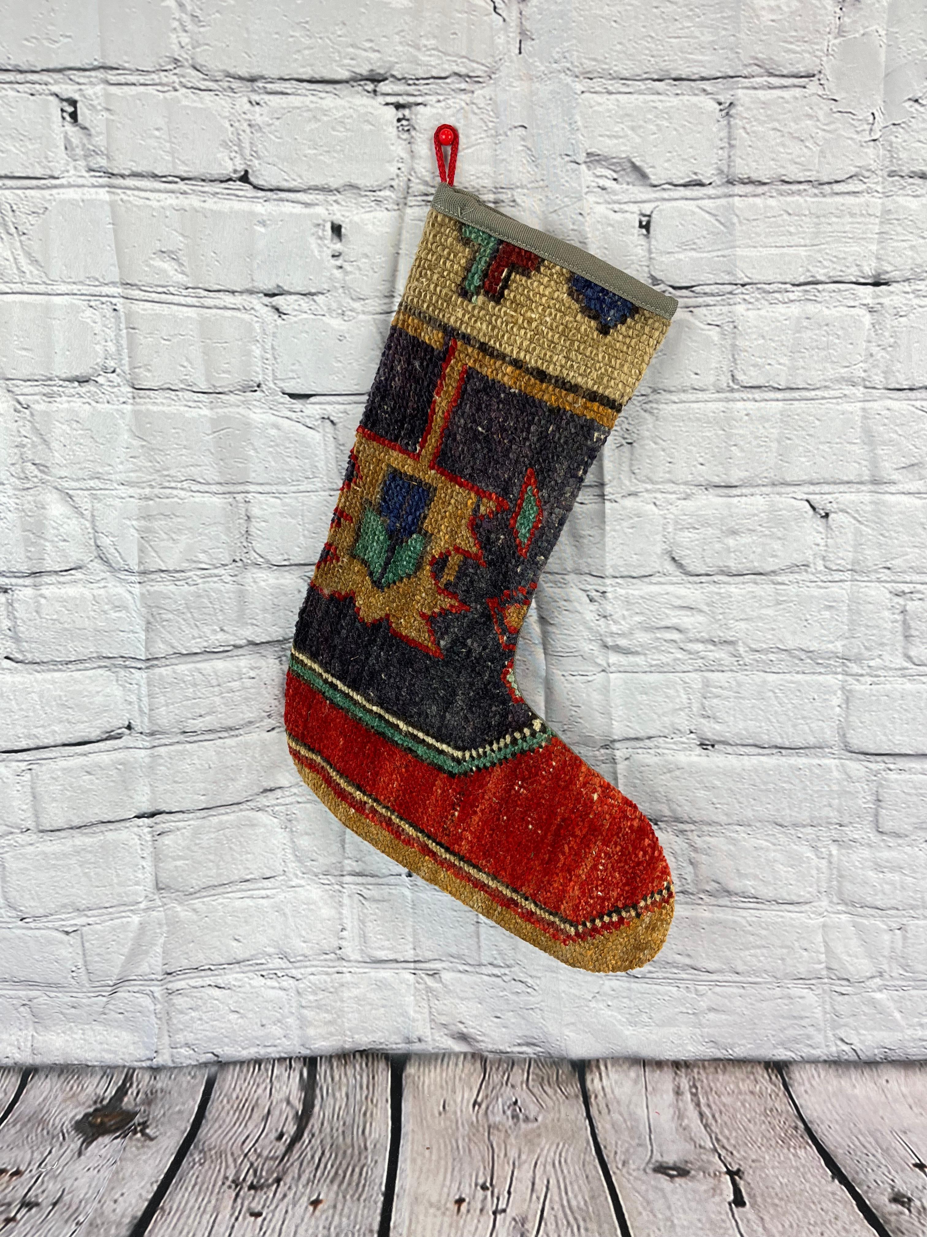 Handgefertigt
Vintage By aus den 1960er Jahren
MATERIALIEN: Wolle, Baumwolle

Nachhaltiger, upgecycelter Weihnachtsstrumpf aus türkischen Teppichen, hergestellt aus handgewebten Teppichfragmenten. 
Breite: 13 Zoll
Höhe: 17