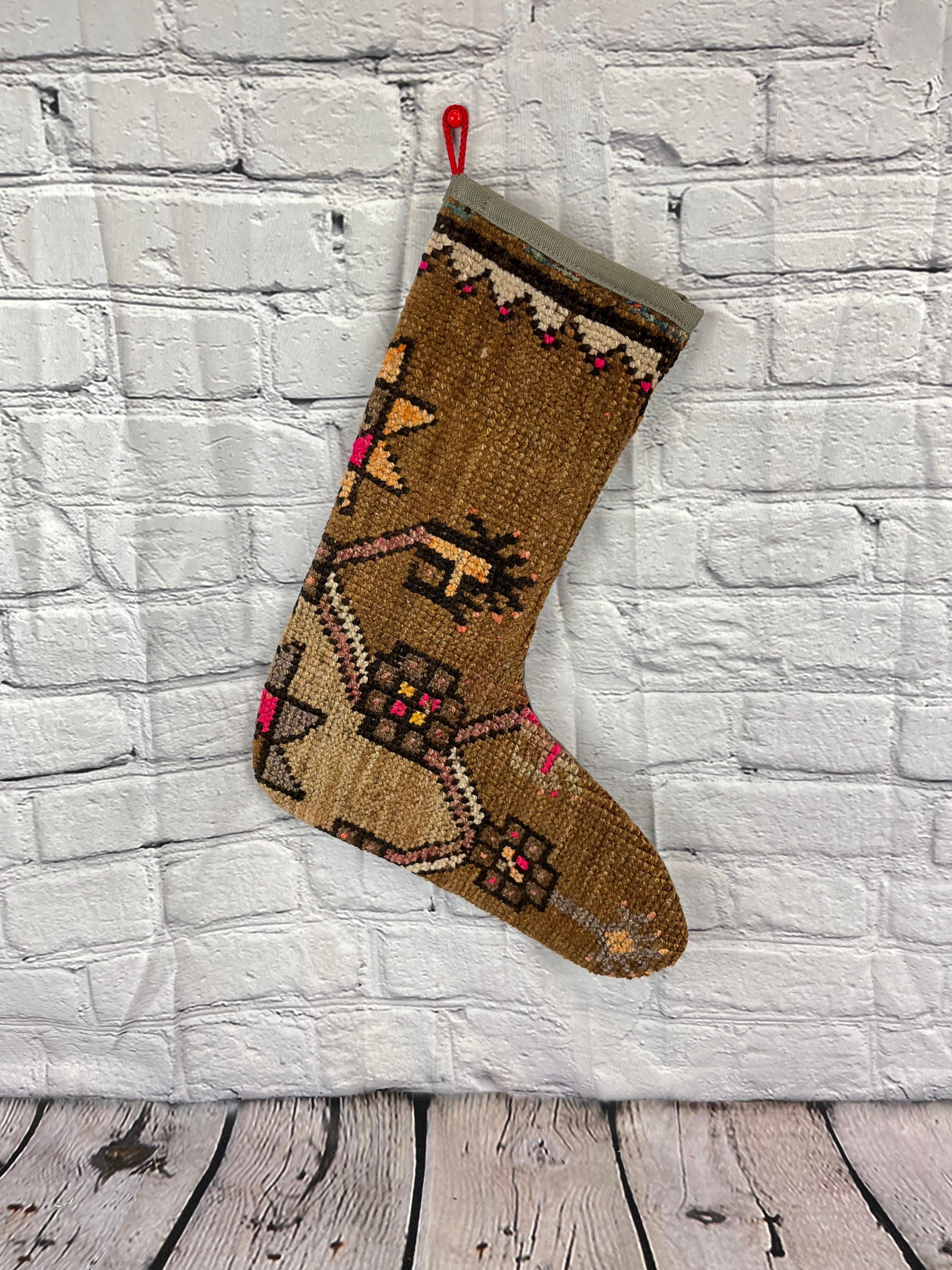 Handgefertigt
Vintage By aus den 1960er Jahren
MATERIALIEN: Wolle, Baumwolle

Nachhaltiger, upgecycelter Weihnachtsstrumpf aus türkischen Teppichen, hergestellt aus handgewebten Teppichfragmenten. 
Breite: 13 Zoll
Höhe: 17