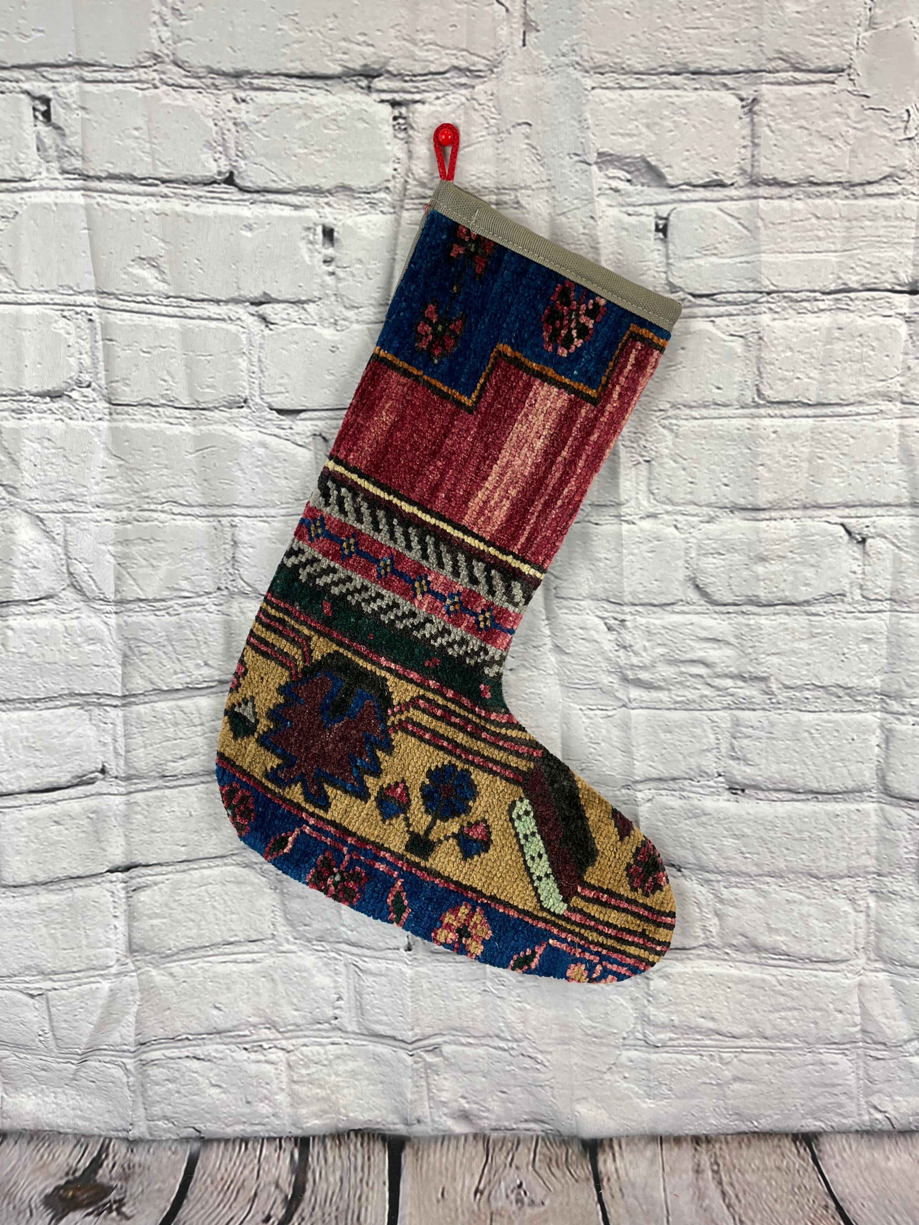 Handgefertigt
Vintage By aus den 1960er Jahren
MATERIALIEN: Wolle, Baumwolle

Nachhaltiger, upgecycelter Weihnachtsstrumpf aus türkischen Teppichen, hergestellt aus handgewebten Teppichfragmenten. 
Breite: 13 Zoll
Höhe: 17