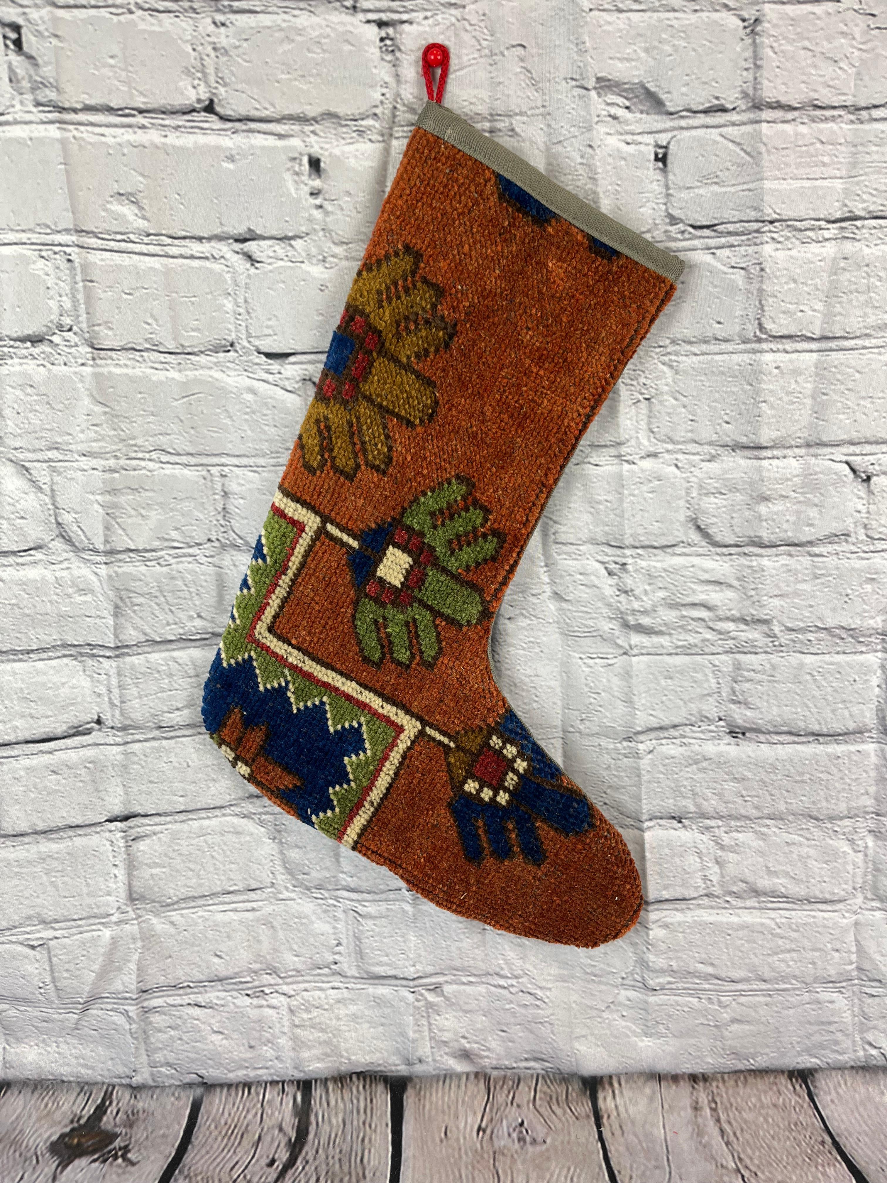 Handgefertigt
Vintage By aus den 1960er Jahren
MATERIALIEN: Wolle, Baumwolle

Nachhaltiger, upgecycelter Weihnachtsstrumpf aus türkischen Teppichen, hergestellt aus handgewebten Teppichfragmenten. 
Breite: 13 Zoll
Höhe: 17