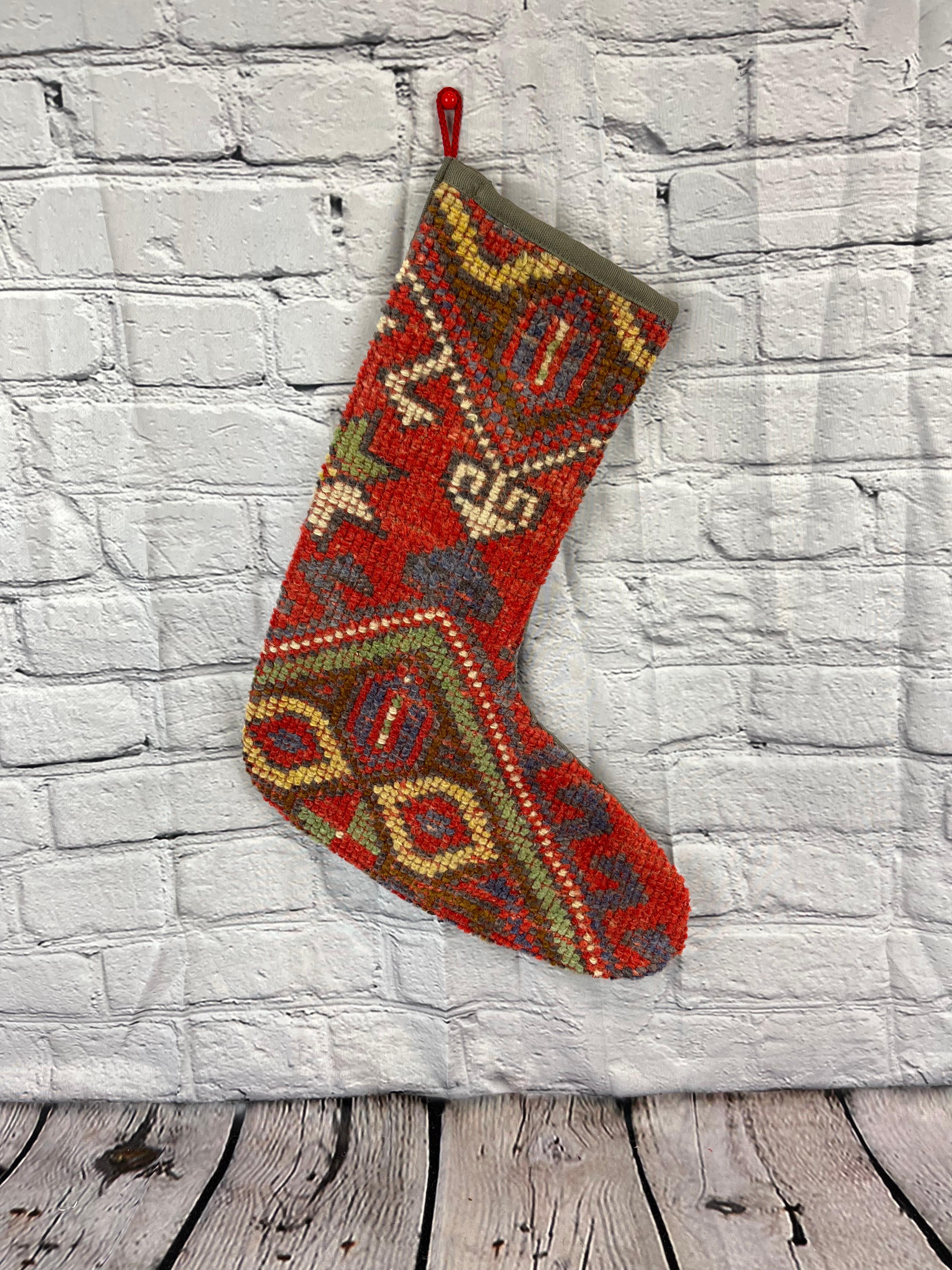 Handgefertigt
Vintage By aus den 1960er Jahren
MATERIALIEN: Wolle, Baumwolle

Nachhaltiger, upgecycelter Weihnachtsstrumpf aus türkischen Teppichen, hergestellt aus handgewebten Teppichfragmenten. 
Breite: 13 Zoll
Höhe: 17