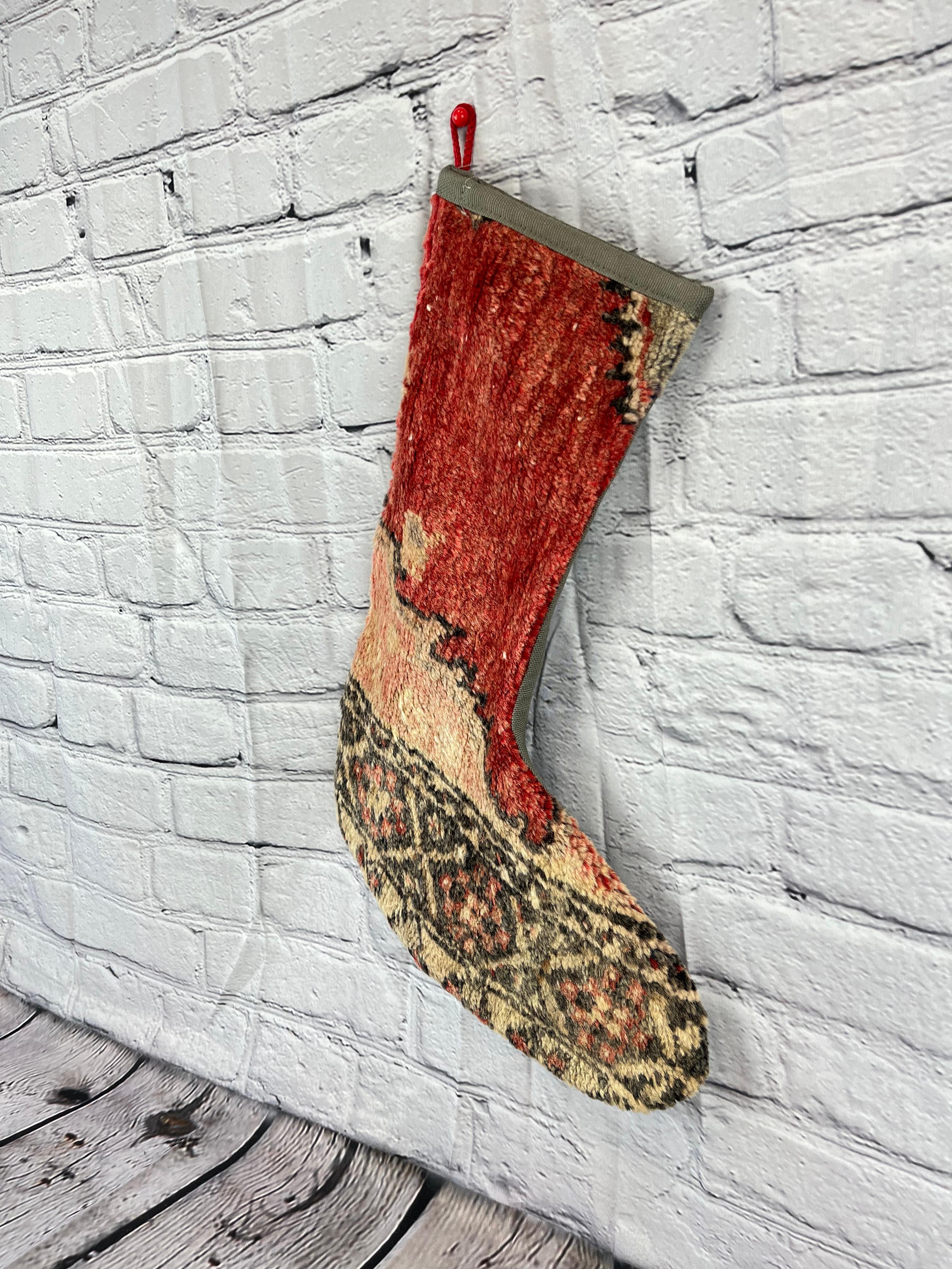 Alfombra turca vintage hecha a mano Calcetín de Navidad Moderno de mediados de siglo en venta