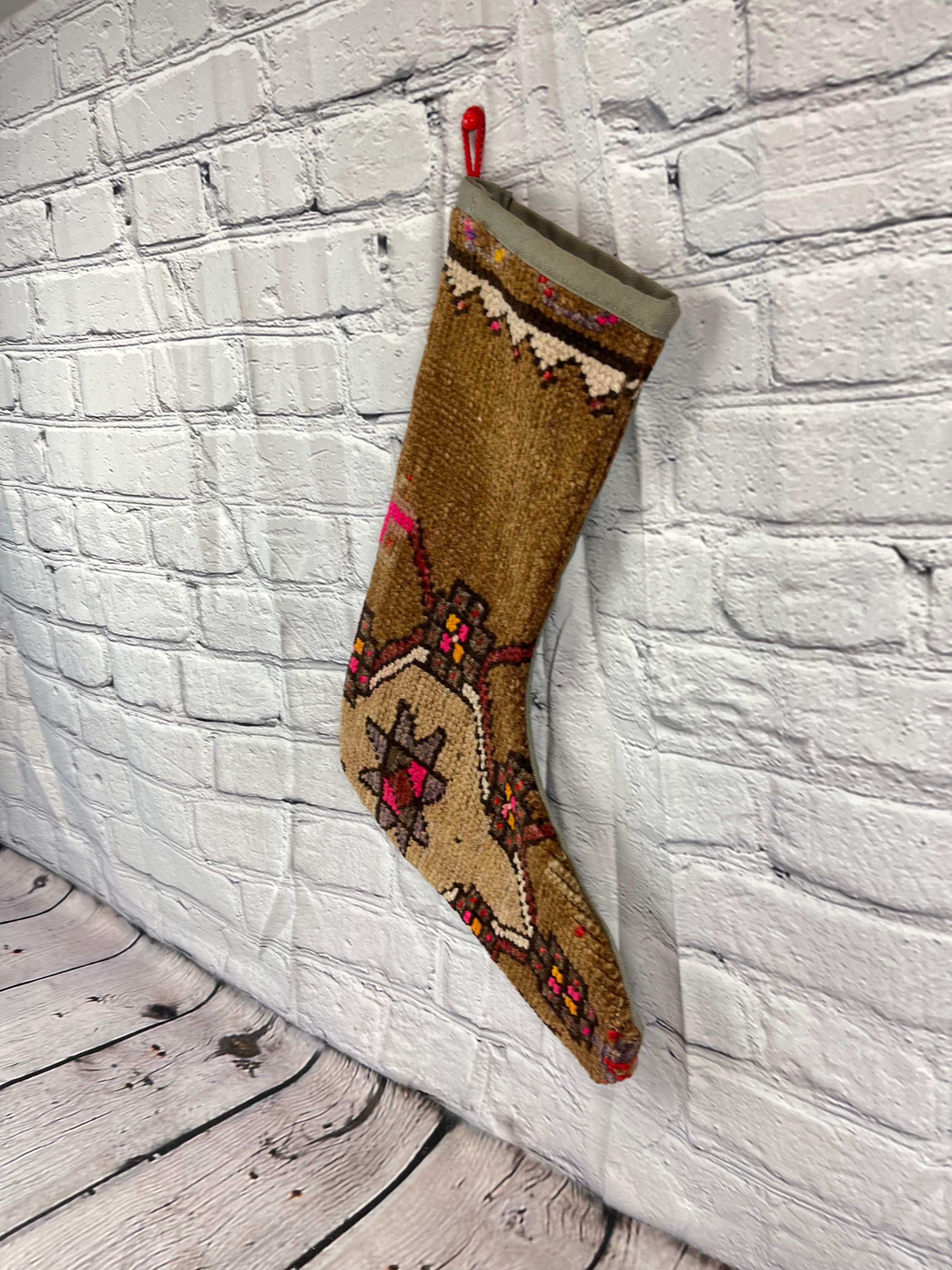 Handgefertigter türkischer Teppich, Weihnachts Stocking, Vintage (Moderne der Mitte des Jahrhunderts) im Angebot