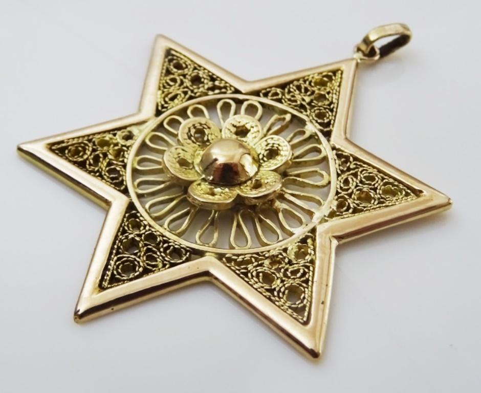 
A very Unique large and exquisitely made Star of David Pendant.
The wire work is delicate Filigree work.
In the middle of the piece there is a lovely roseate.
The piece is made in acid tested 18 karat gold.
Not sure if it is north African or