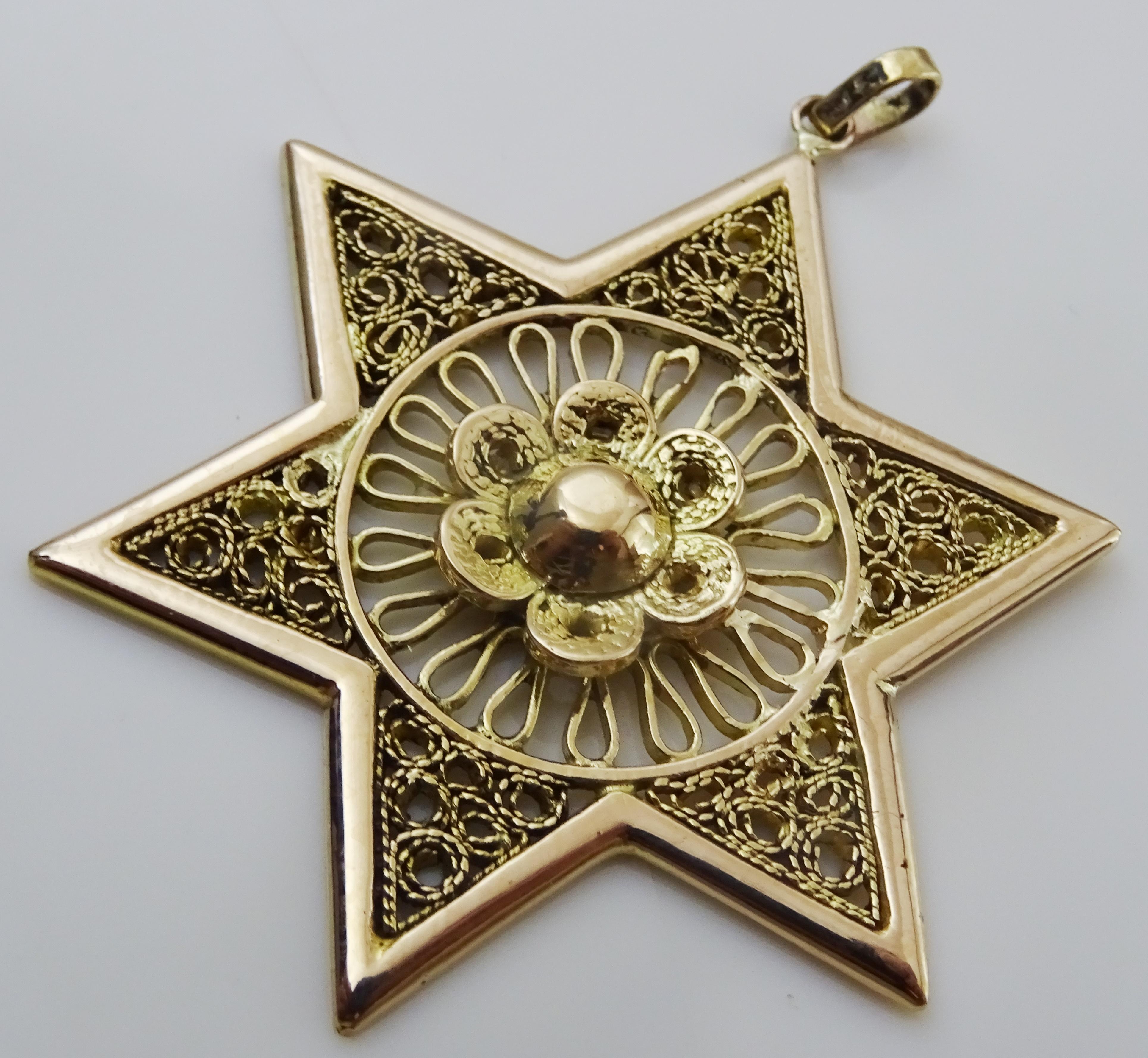 Vintage handmade unique 18 karat Gold Handmade Star of David In Excellent Condition In Jerusalem, IL