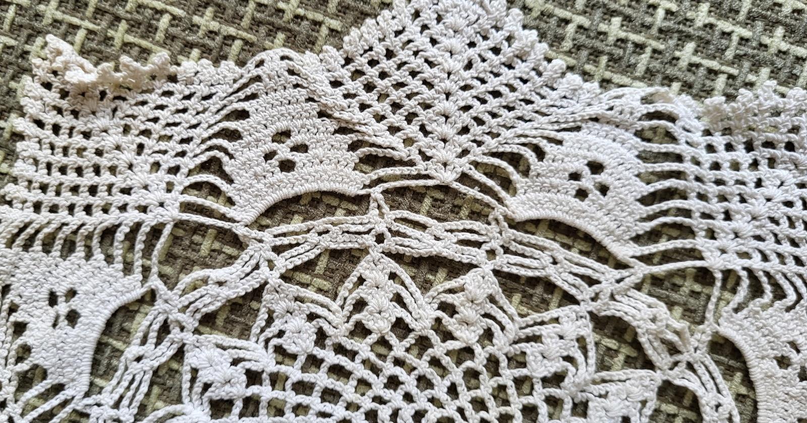 Verleihen Sie Ihrem Heimdekor einen Hauch von zeitloser Eleganz mit dieser exquisiten handgefertigten russischen Broderie im Vintage-Stil. Diese mit Sorgfalt und Präzision gefertigte Broderie wurde traditionell als dekorative Unterlage für Vasen