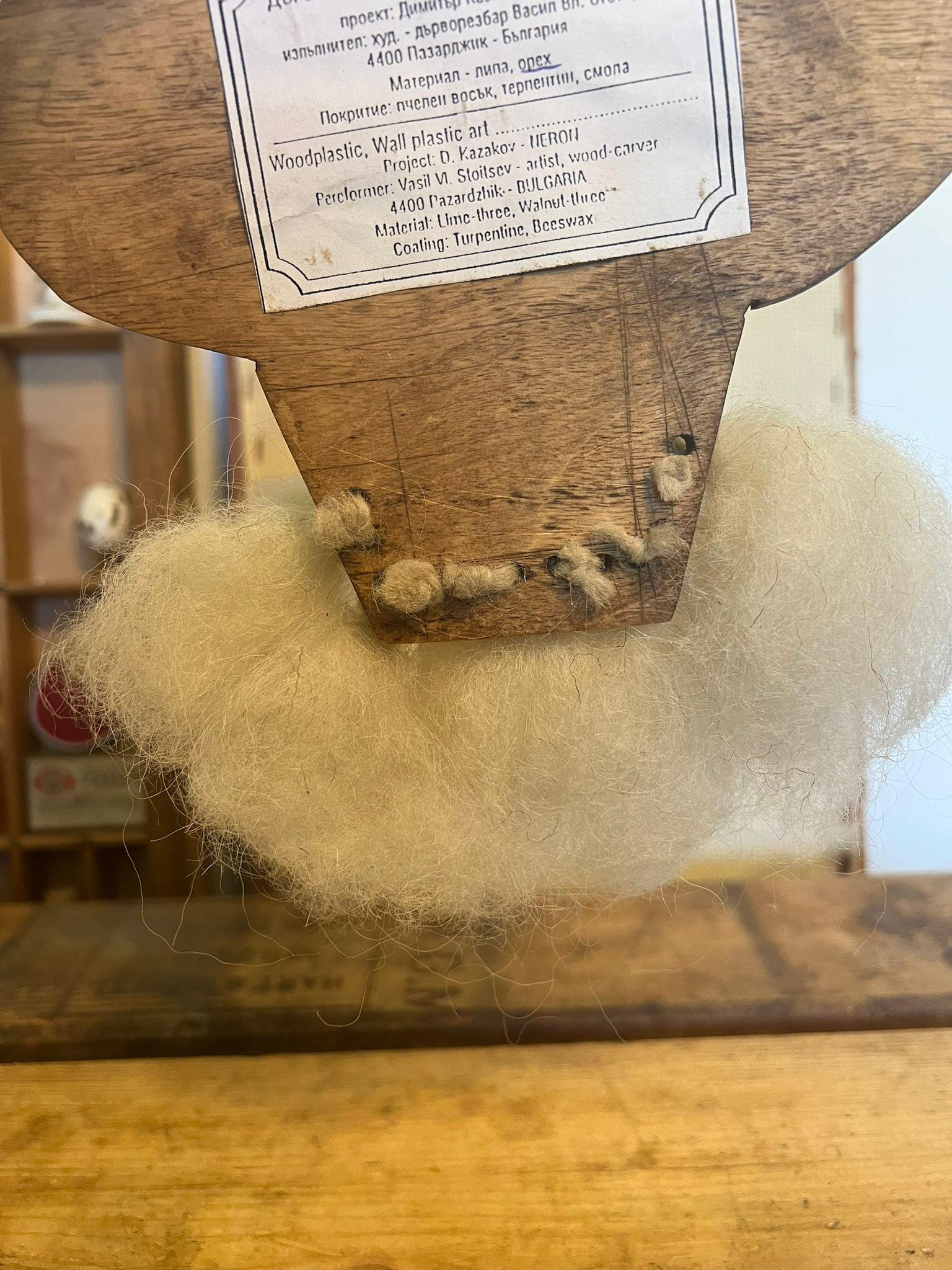 Noce Maschera da appendere vintage fatta a mano in noce. in vendita