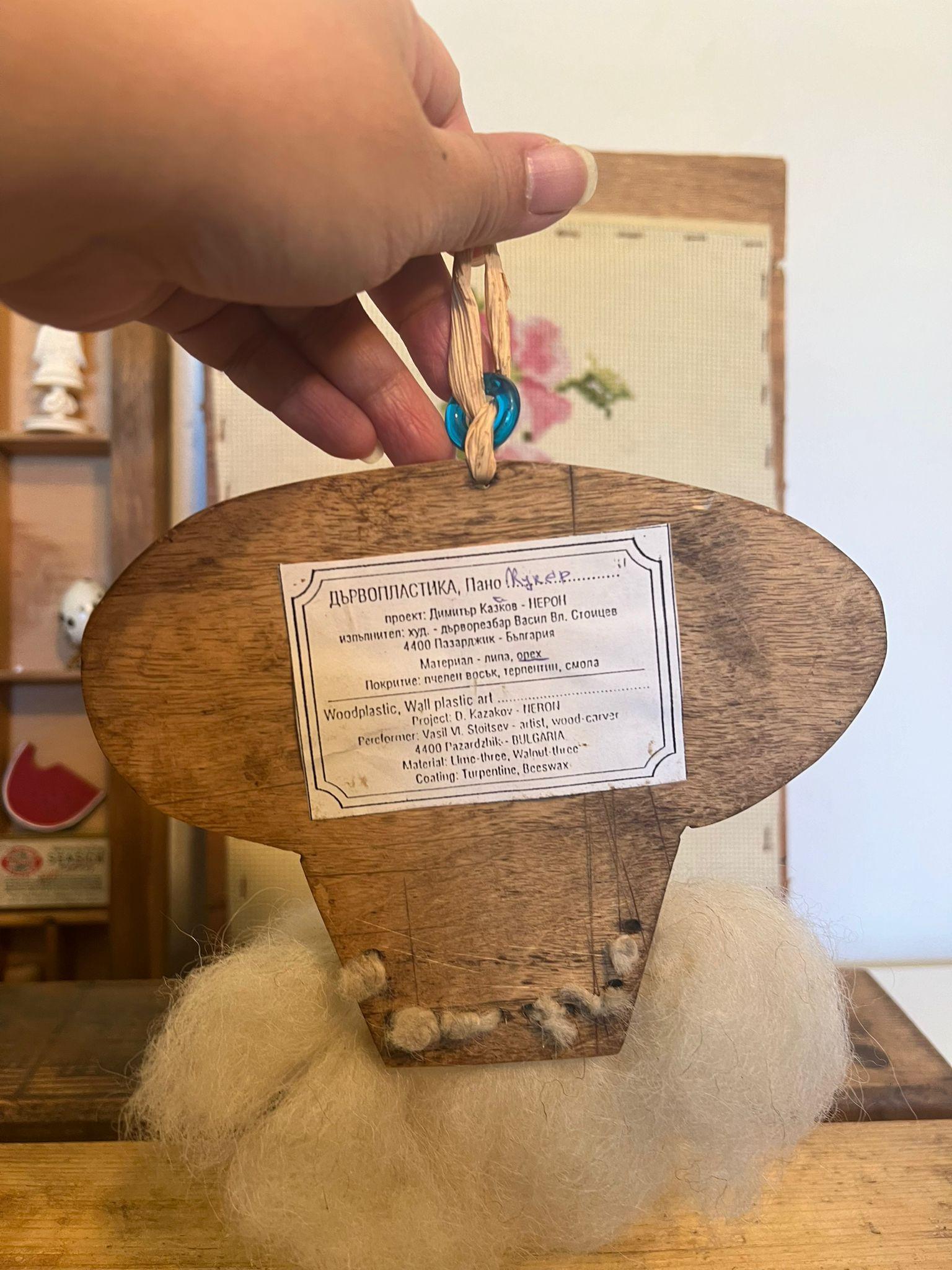 Maschera da appendere vintage fatta a mano in noce. in vendita 1