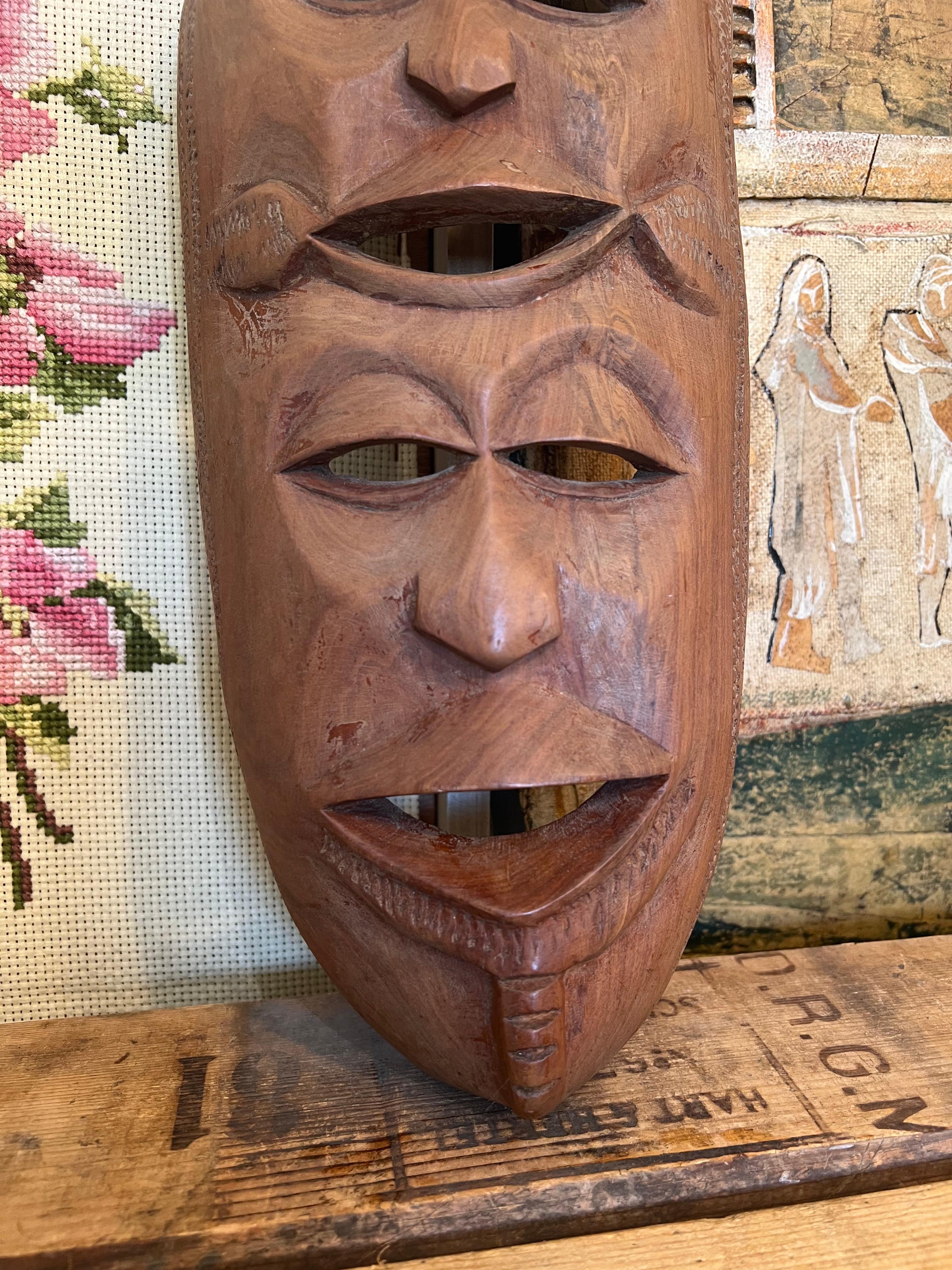 Handgefertigte abstrakte dekorative Vintage-Maske aus Holz mit doppeltem Gesicht (Moderne der Mitte des Jahrhunderts) im Angebot
