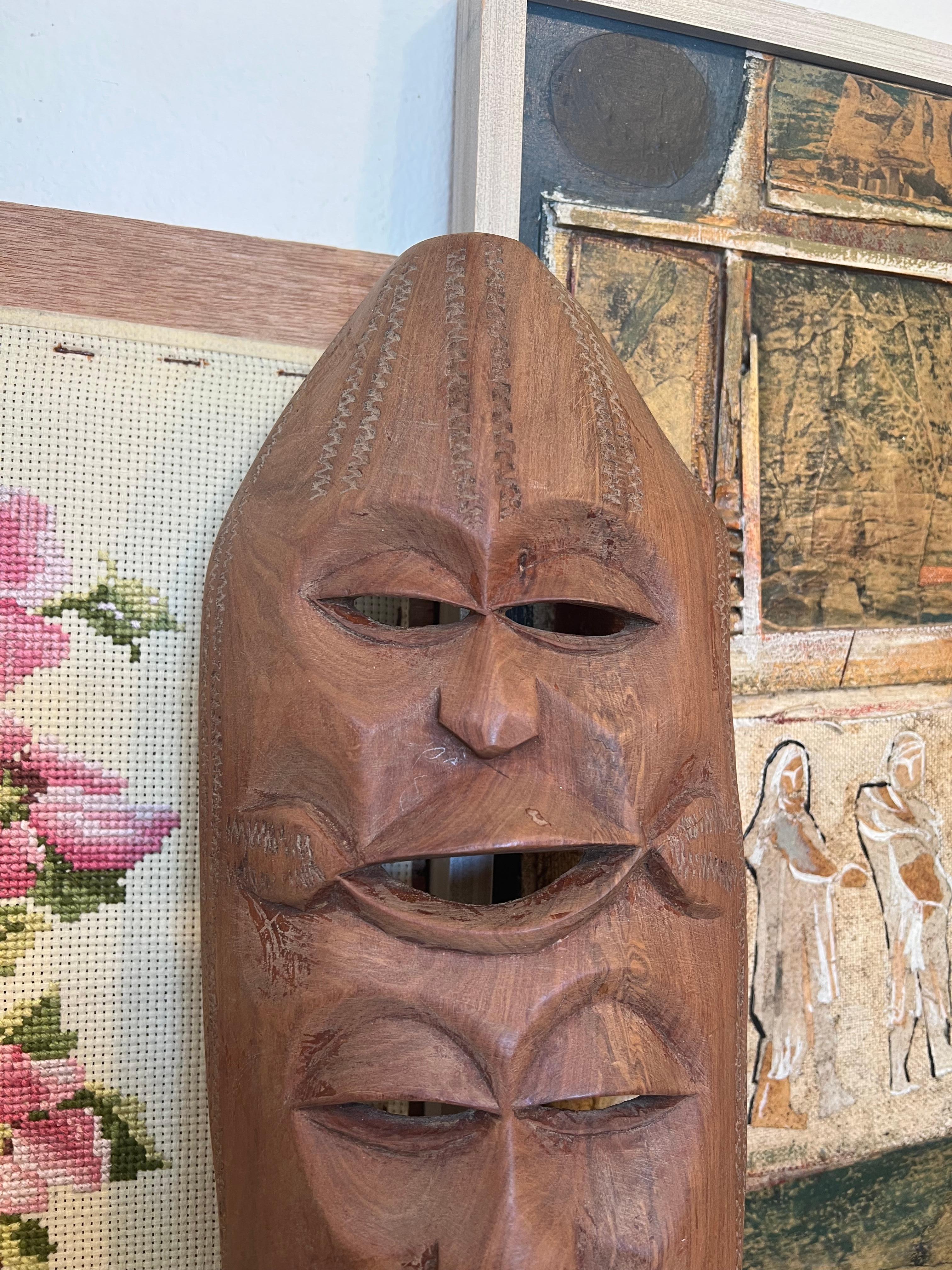 Handgefertigte abstrakte dekorative Vintage-Maske aus Holz mit doppeltem Gesicht im Zustand „Gut“ im Angebot in Seattle, WA