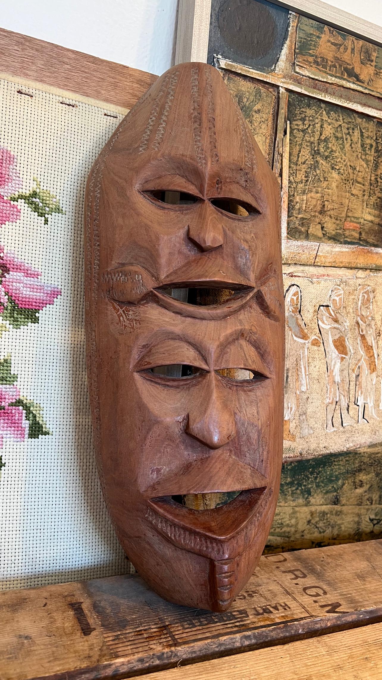 Handgefertigte abstrakte dekorative Vintage-Maske aus Holz mit doppeltem Gesicht (Ende des 20. Jahrhunderts) im Angebot