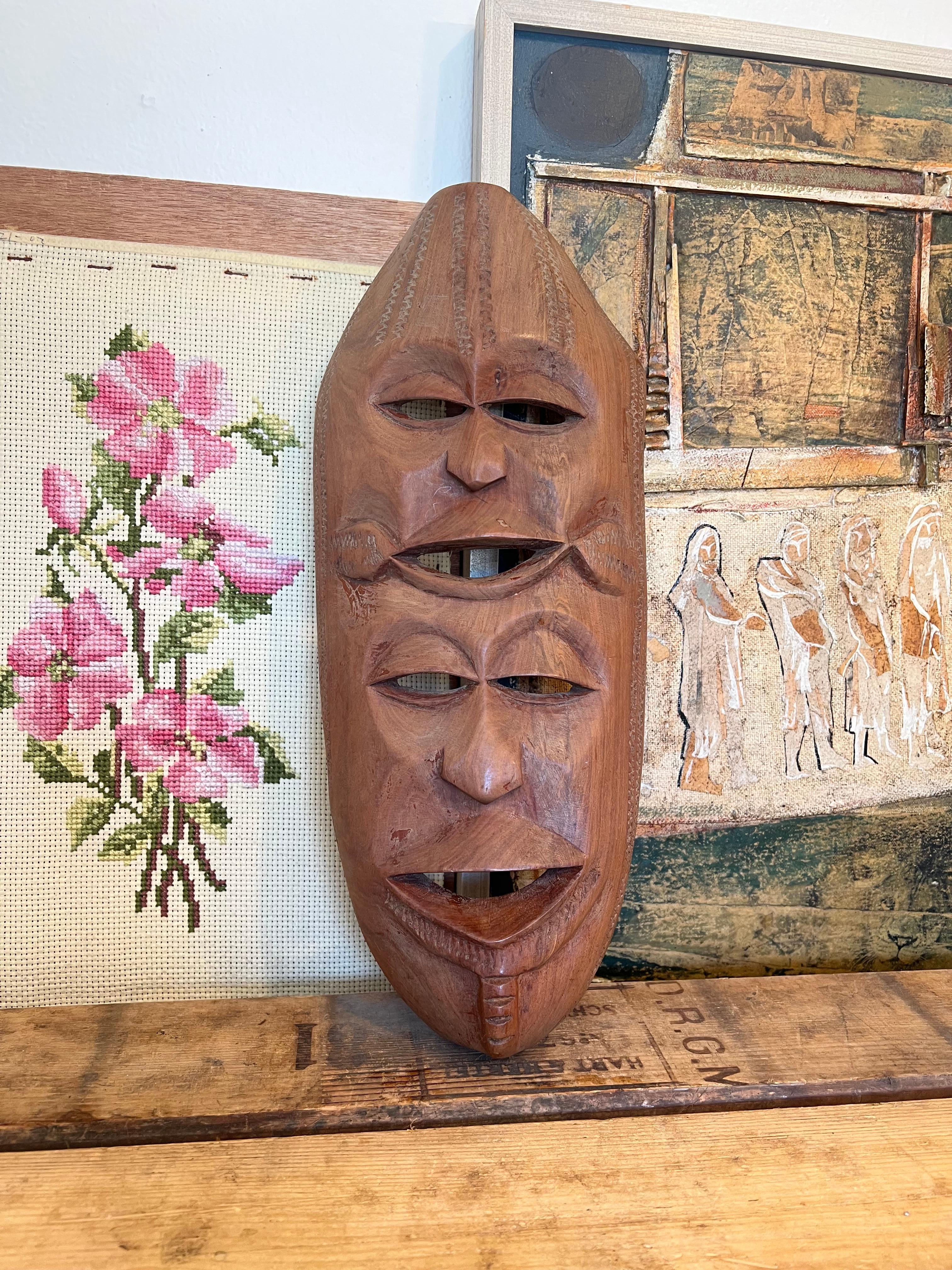 Handgefertigte abstrakte dekorative Vintage-Maske aus Holz mit doppeltem Gesicht im Angebot 4