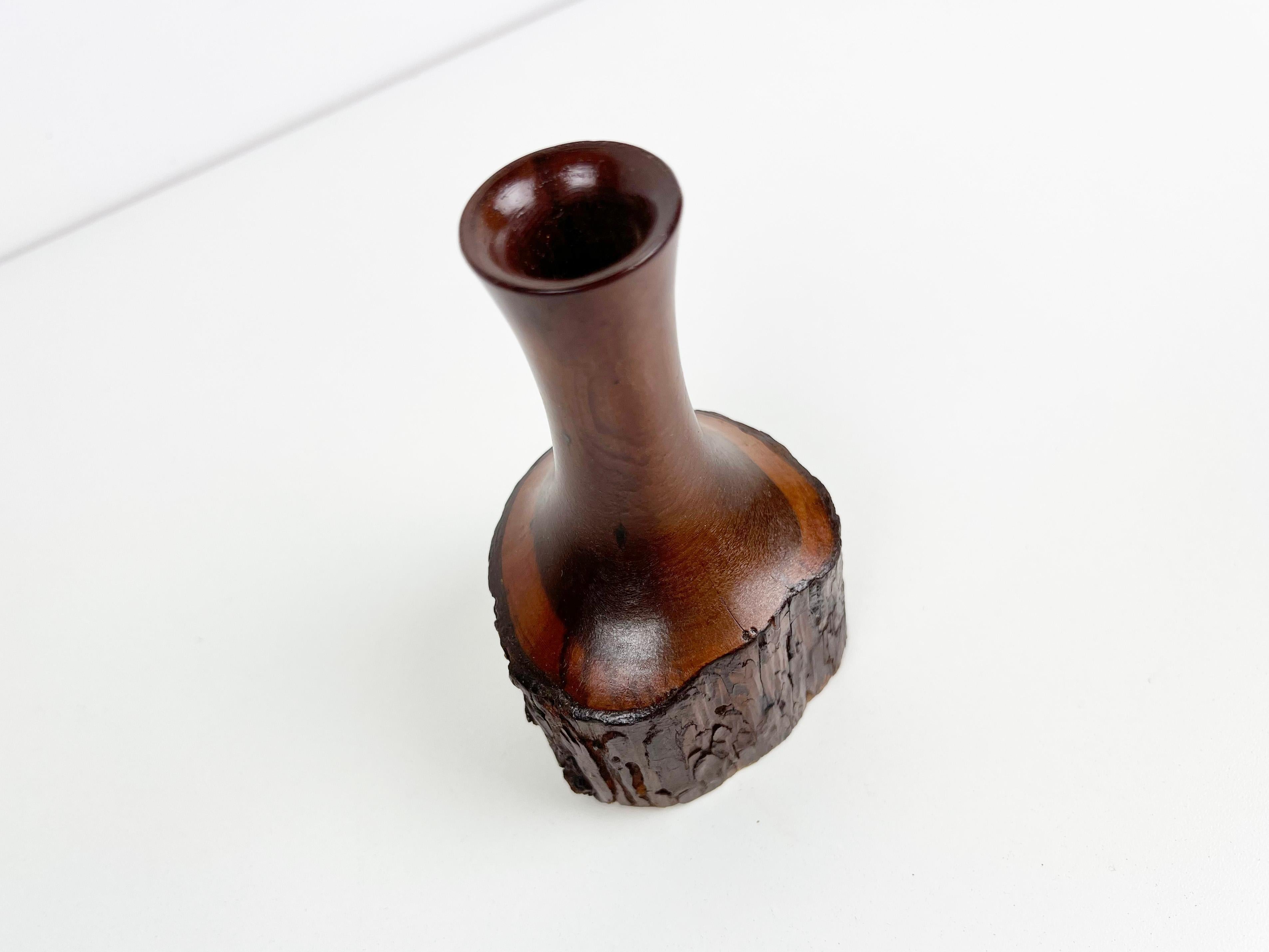 Vintage hand turned lived-edge bud vase crafted from solid wood. Signed on base.

Origin: USA

Year: 1960s

Style: Mid Century Modern / Studio

Dimensions: 2.8